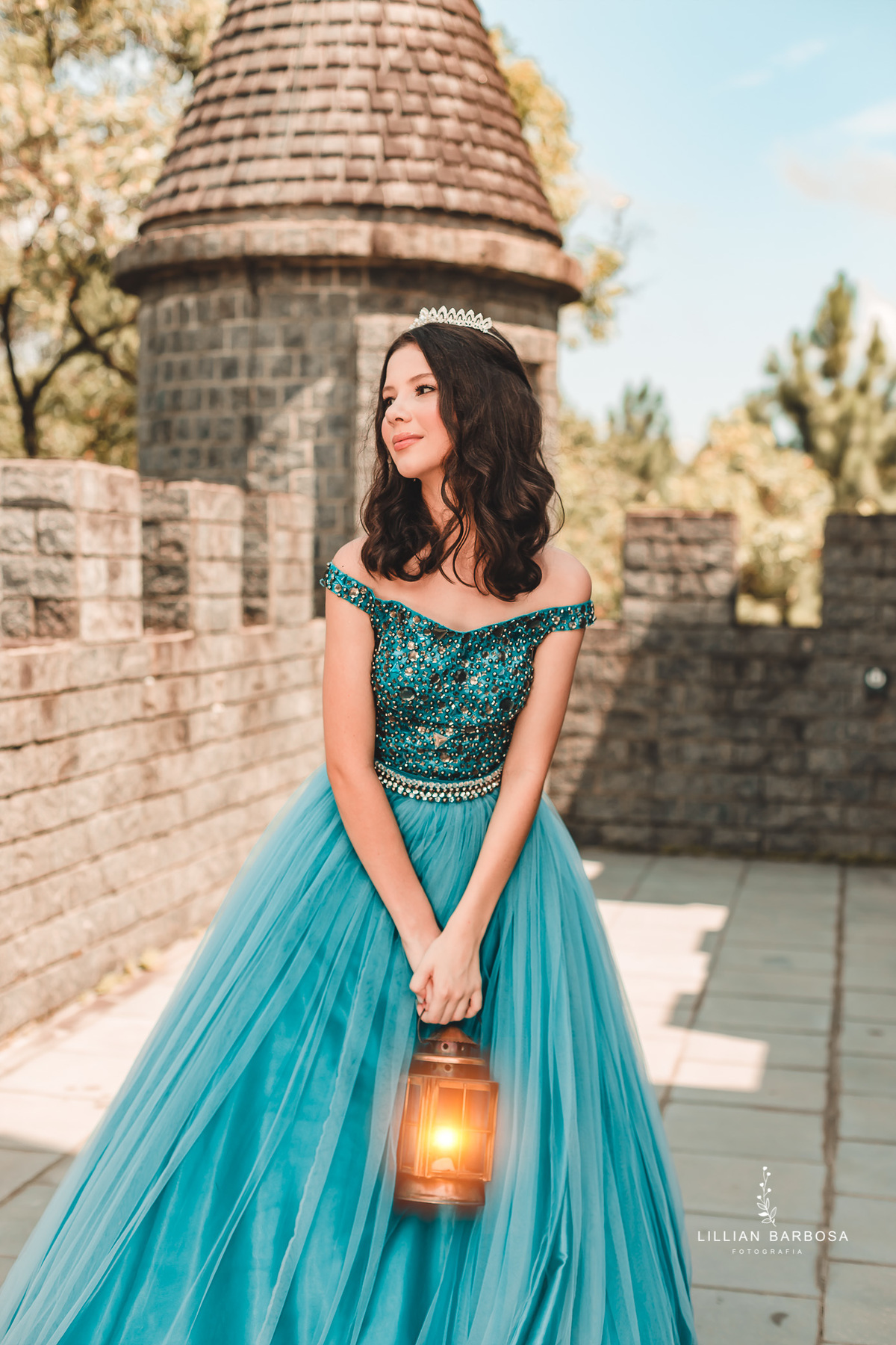 castelo-britanico-castelo-em-cocal-do-sul-castelo-em-santa-catarina-ensaio-de-15-anos-book-de-15-anos-vestido-azul-fotógrafa-de-santa-catarina-fotógrafos-de-santa-catarina-fotógrafa-de-lauro-muller-fotógrafos-de-lauro-muller-fotógrafa-de-15-anos