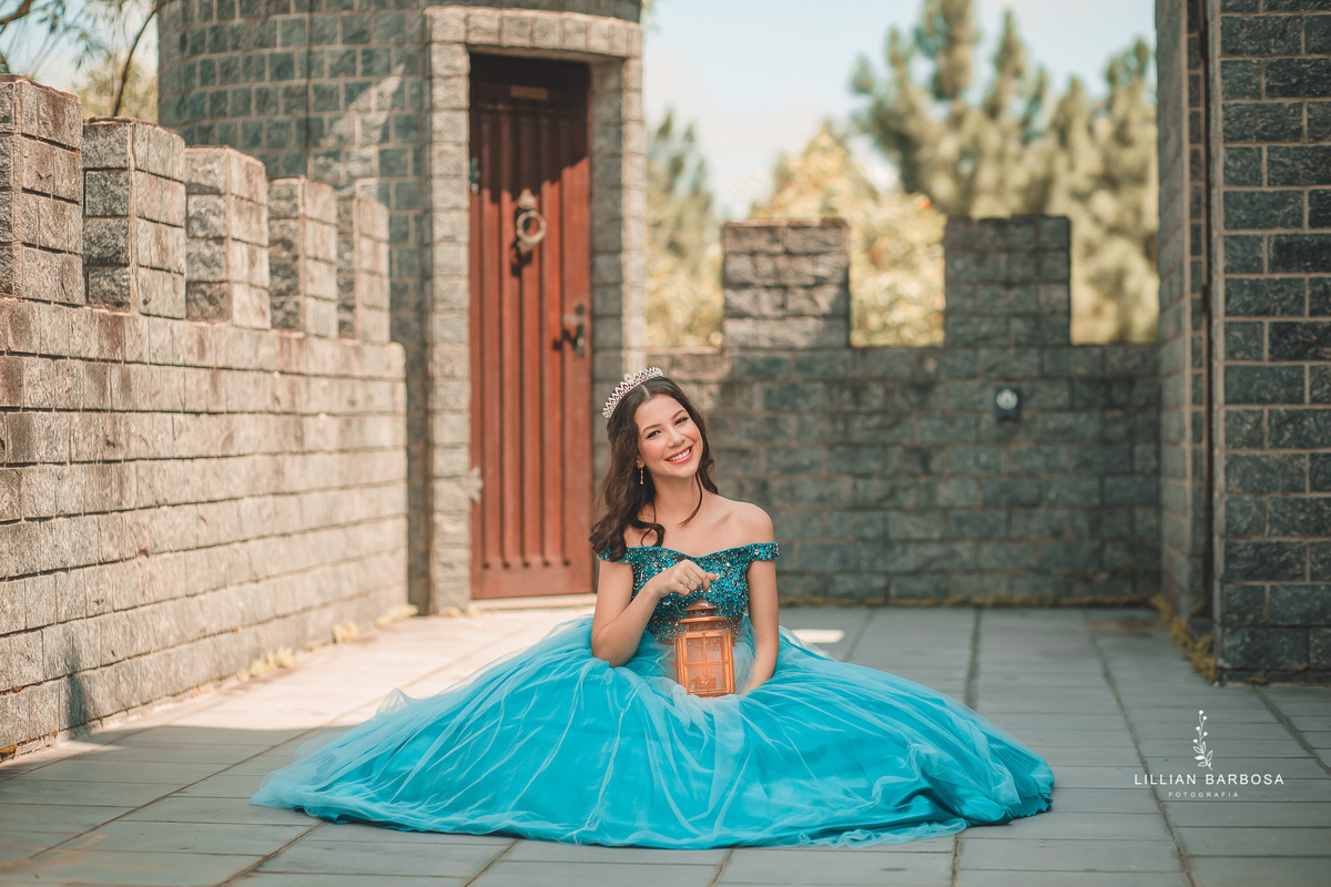 castelo-britanico-castelo-em-cocal-do-sul-castelo-em-santa-catarina-ensaio-de-15-anos-book-de-15-anos-vestido-azul-fotógrafa-de-santa-catarina-fotógrafos-de-santa-catarina-fotógrafa-de-lauro-muller-fotógrafos-de-lauro-muller-fotógrafa-de-15-anos