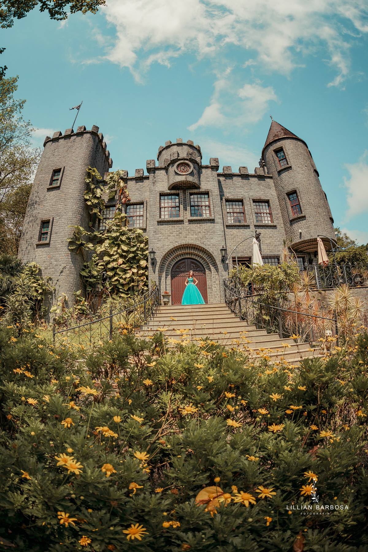 castelo-britanico-castelo-em-cocal-do-sul-castelo-em-santa-catarina-ensaio-de-15-anos-book-de-15-anos-vestido-azul-fotógrafa-de-santa-catarina-fotógrafos-de-santa-catarina-fotógrafa-de-lauro-muller-fotógrafos-de-lauro-muller-fotógrafa-de-15-anos
