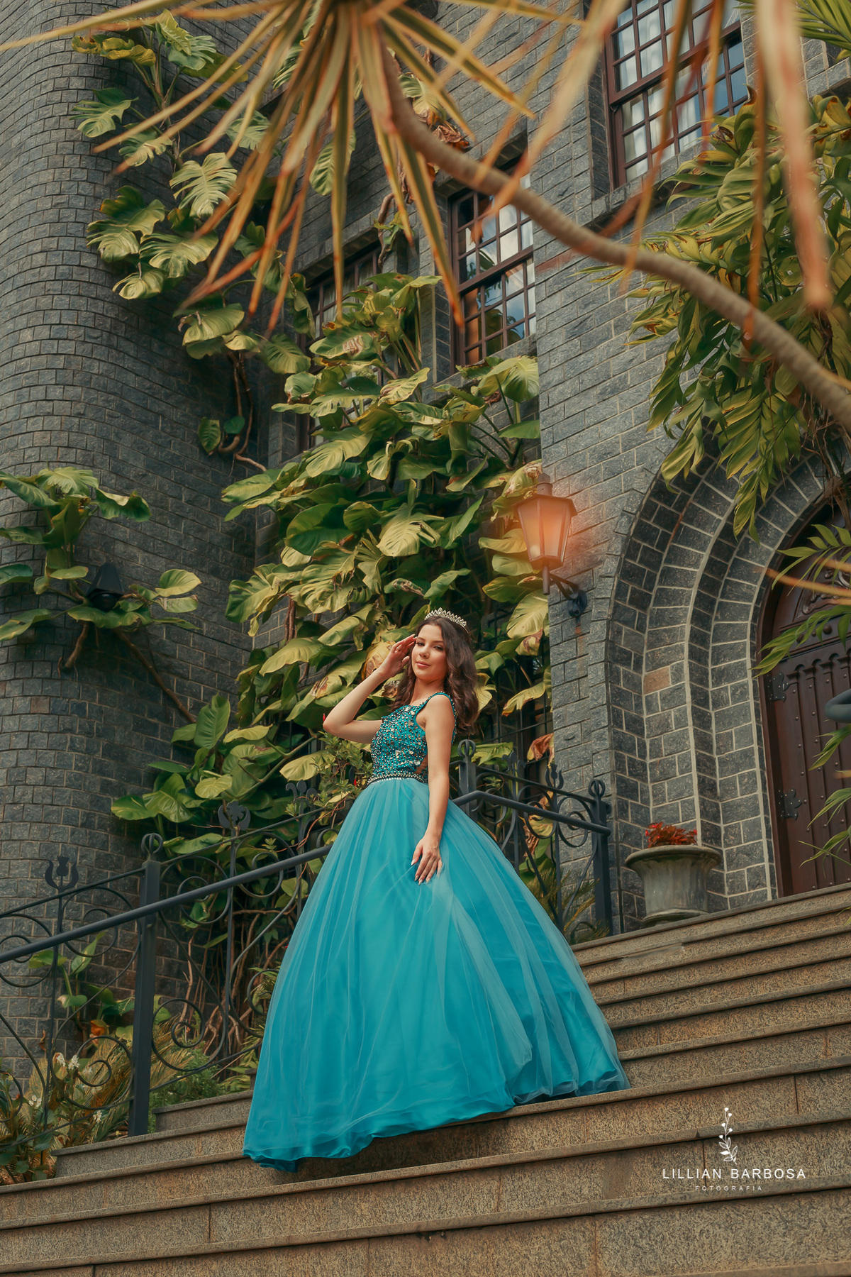 castelo-britanico-castelo-em-cocal-do-sul-castelo-em-santa-catarina-ensaio-de-15-anos-book-de-15-anos-vestido-azul-fotógrafa-de-santa-catarina-fotógrafos-de-santa-catarina-fotógrafa-de-lauro-muller-fotógrafos-de-lauro-muller-fotógrafa-de-15-anos