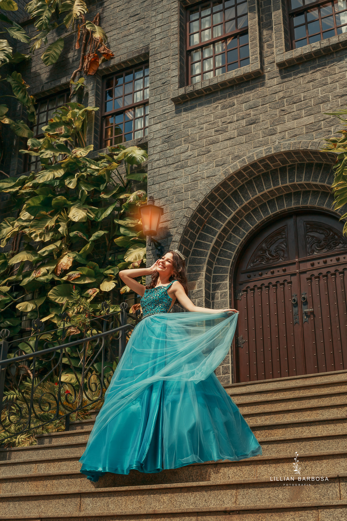 castelo-britanico-castelo-em-cocal-do-sul-castelo-em-santa-catarina-ensaio-de-15-anos-book-de-15-anos-vestido-azul-fotógrafa-de-santa-catarina-fotógrafos-de-santa-catarina-fotógrafa-de-lauro-muller-fotógrafos-de-lauro-muller-fotógrafa-de-15-anos