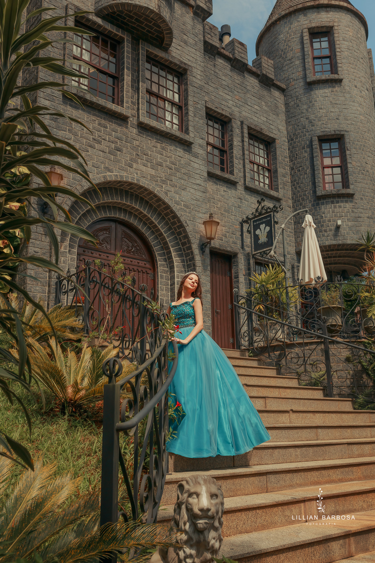 castelo-britanico-castelo-em-cocal-do-sul-castelo-em-santa-catarina-ensaio-de-15-anos-book-de-15-anos-vestido-azul-fotógrafa-de-santa-catarina-fotógrafos-de-santa-catarina-fotógrafa-de-lauro-muller-fotógrafos-de-lauro-muller-fotógrafa-de-15-anos
