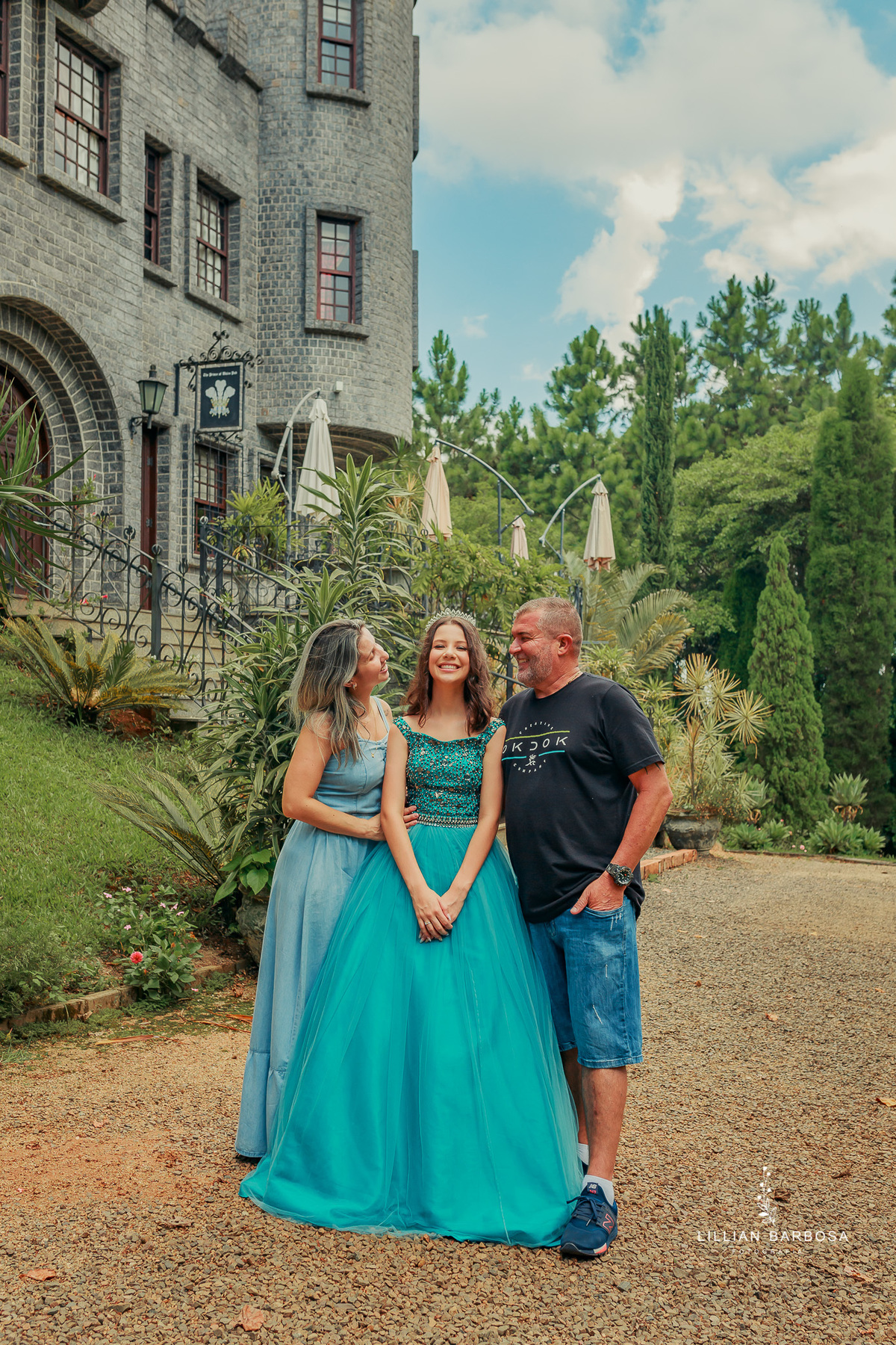 castelo-britanico-castelo-em-cocal-do-sul-castelo-em-santa-catarina-ensaio-de-15-anos-book-de-15-anos-vestido-azul-fotógrafa-de-santa-catarina-fotógrafos-de-santa-catarina-fotógrafa-de-lauro-muller-fotógrafos-de-lauro-muller-fotógrafa-de-15-anos