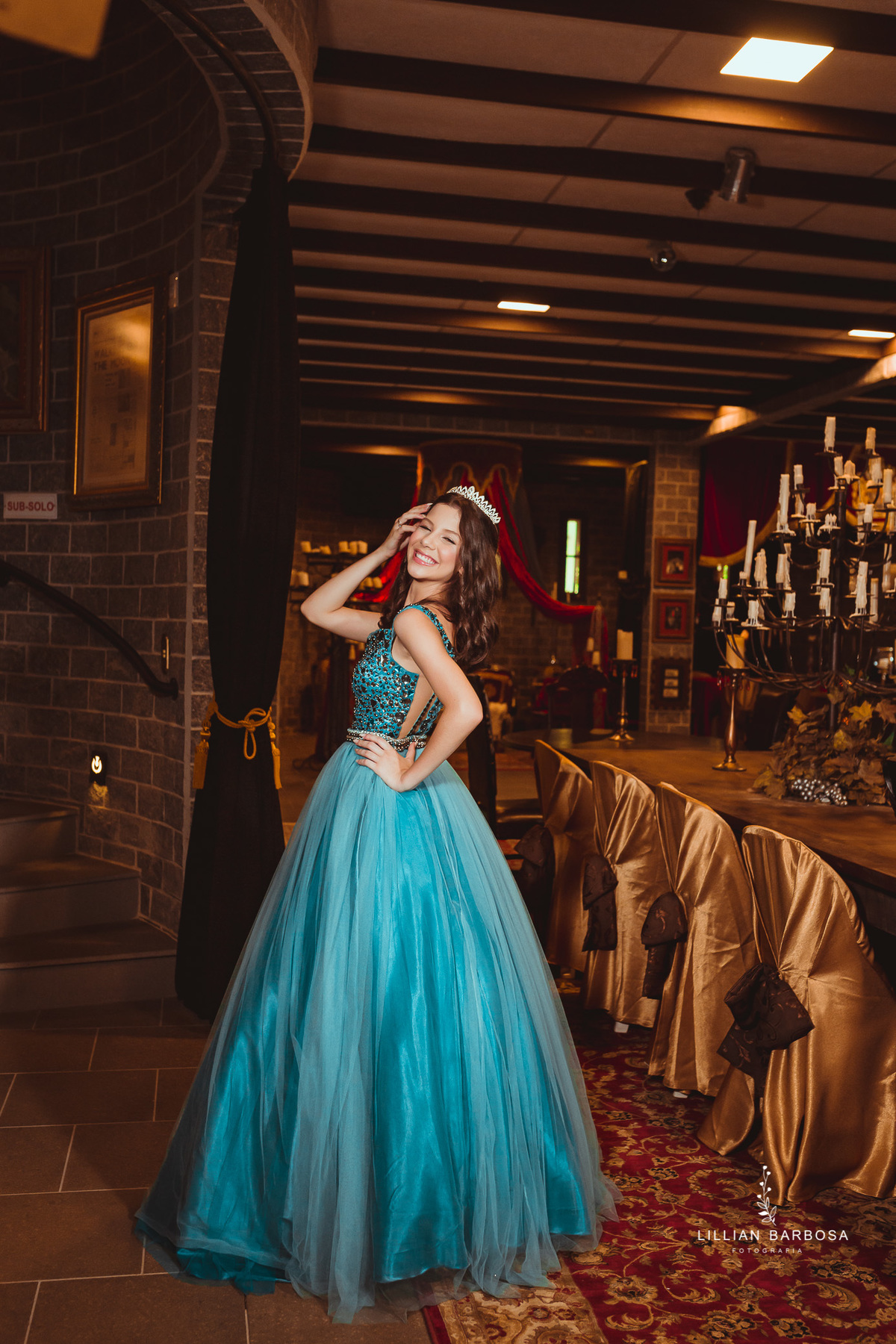 castelo-britanico-castelo-em-cocal-do-sul-castelo-em-santa-catarina-ensaio-de-15-anos-book-de-15-anos-vestido-azul-fotógrafa-de-santa-catarina-fotógrafos-de-santa-catarina-fotógrafa-de-lauro-muller-fotógrafos-de-lauro-muller-fotógrafa-de-15-anos