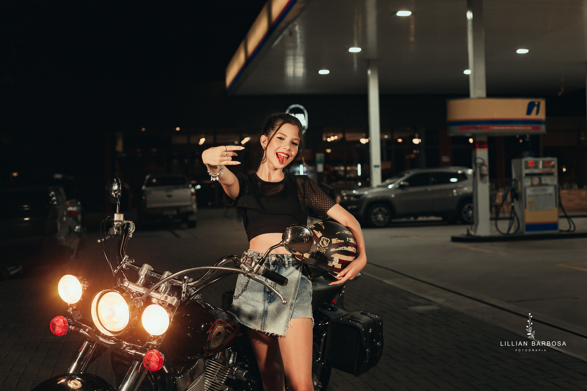 ensaio-de-15-anos-book-de-15-anos-nova-veneza-cropped-preto-shorts-jeans-foto-em-moto-fotógrafa-de-santa-catarina-fotógrafos-de-santa-catarina-fotógrafa-de-lauro-muller-fotógrafos-de-lauro-muller-fotógrafa-de-15-anos