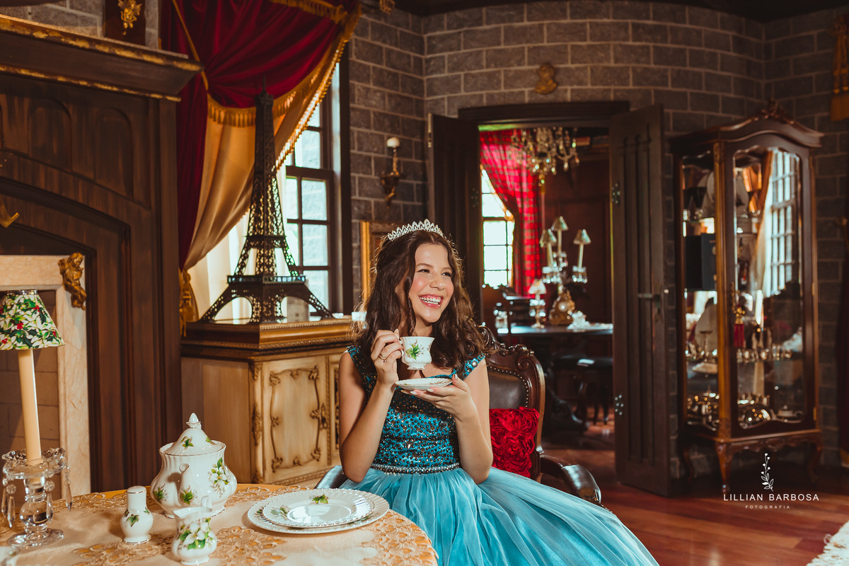 castelo-britanico-castelo-em-cocal-do-sul-castelo-em-santa-catarina-ensaio-de-15-anos-book-de-15-anos-vestido-azul-fotógrafa-de-santa-catarina-fotógrafos-de-santa-catarina-fotógrafa-de-lauro-muller-fotógrafos-de-lauro-muller-fotógrafa-de-15-anos