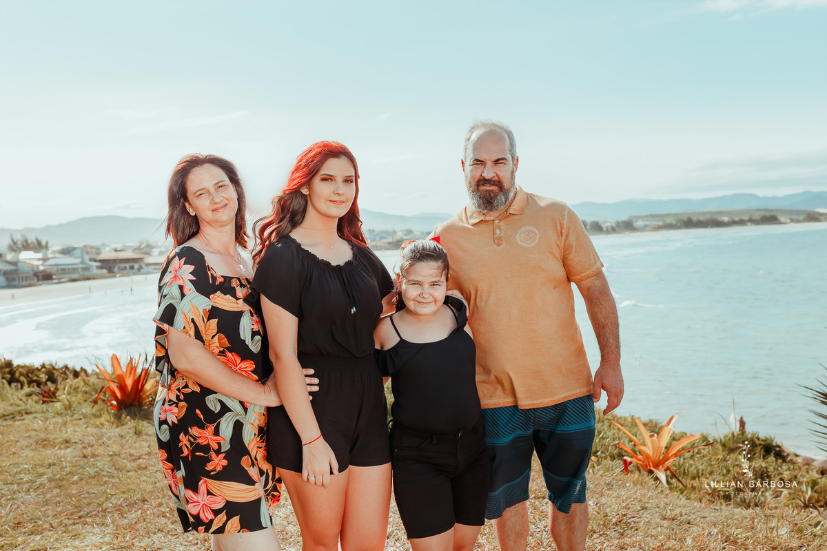 ensaio-de-15-anos-book-de-15-anos-itapirubá-praia-vestido-preto-foto-em-família-fotógrafa-de-santa-catarina-fotógrafos-de-santa-catarina-fotógrafa-de-lauro-muller-fotógrafos-de-lauro-muller-fotógrafa-de-15-anos-fotógrafos-de-15-anos