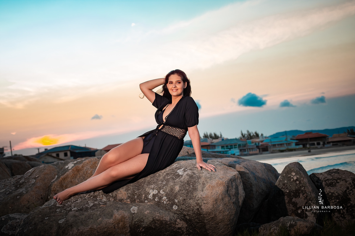 ensaio-de-15-anos-book-de-15-anos-itapirubá-praia-vestido-preto-fotógrafa-de-santa-catarina-fotógrafos-de-santa-catarina-fotógrafa-de-lauro-muller-fotógrafos-de-lauro-muller-fotógrafa-de-15-anos-fotógrafos-de-15-anos