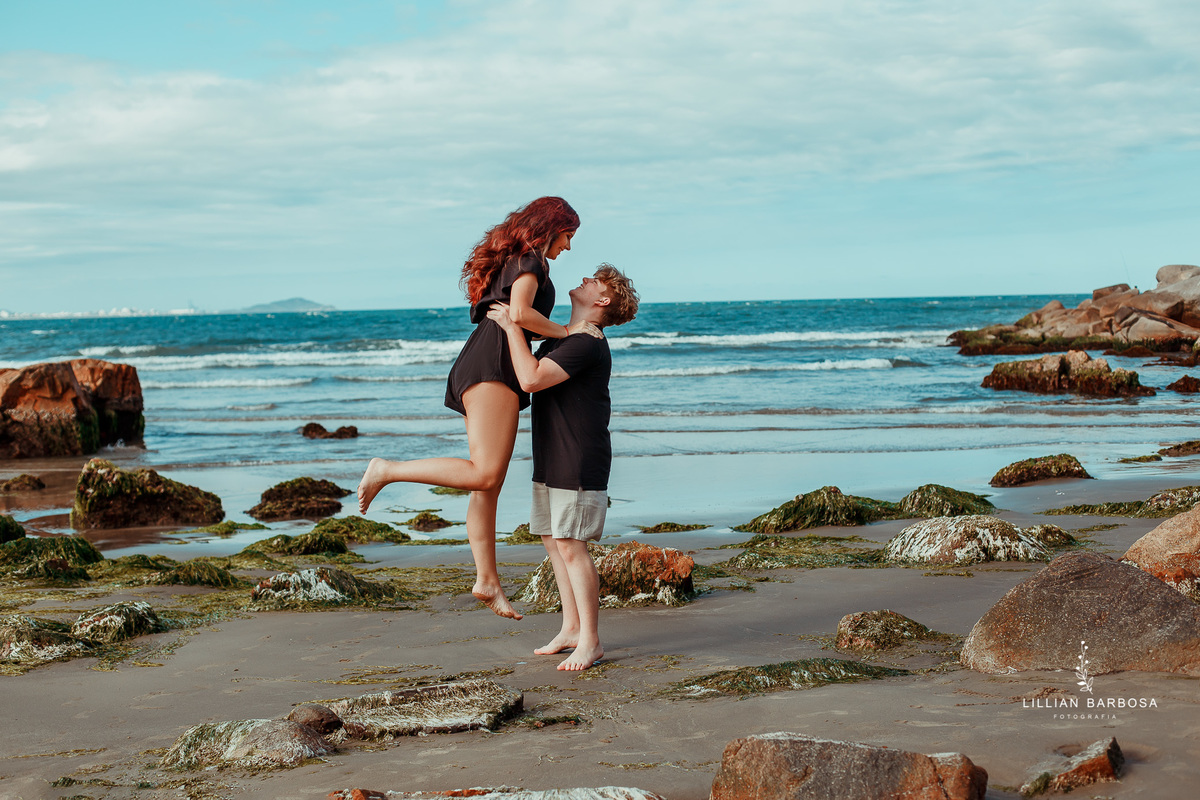 ensaio-de-15-anos-book-de-15-anos-itapirubá-praia-vestido-preto-foto-de-casal-fotógrafa-de-santa-catarina-fotógrafos-de-santa-catarina-fotógrafa-de-lauro-muller-fotógrafos-de-lauro-muller-fotógrafa-de-15-anos-fotógrafos-de-15-anos