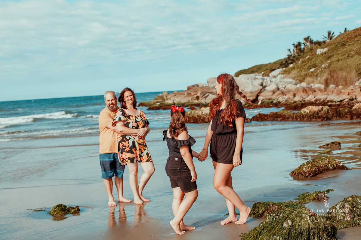 ensaio-de-15-anos-book-de-15-anos-itapirubá-praia-vestido-preto-foto-em-família-fotógrafa-de-santa-catarina-fotógrafos-de-santa-catarina-fotógrafa-de-lauro-muller-fotógrafos-de-lauro-muller-fotógrafa-de-15-anos-fotógrafos-de-15-anos