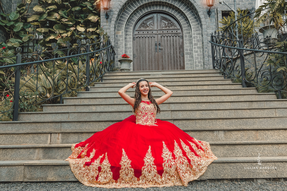 ensaio-de-15-anos-castelo-britanico-castelo-em-cocal-do-sul-castelo-em-santa-catarina-vestido-vermelho-fotógrafos-de-santa-catarina-fotógrafa-de-lauro-muller-fotógrafos-de-lauro-muller-fotógrafa-de-15-anos