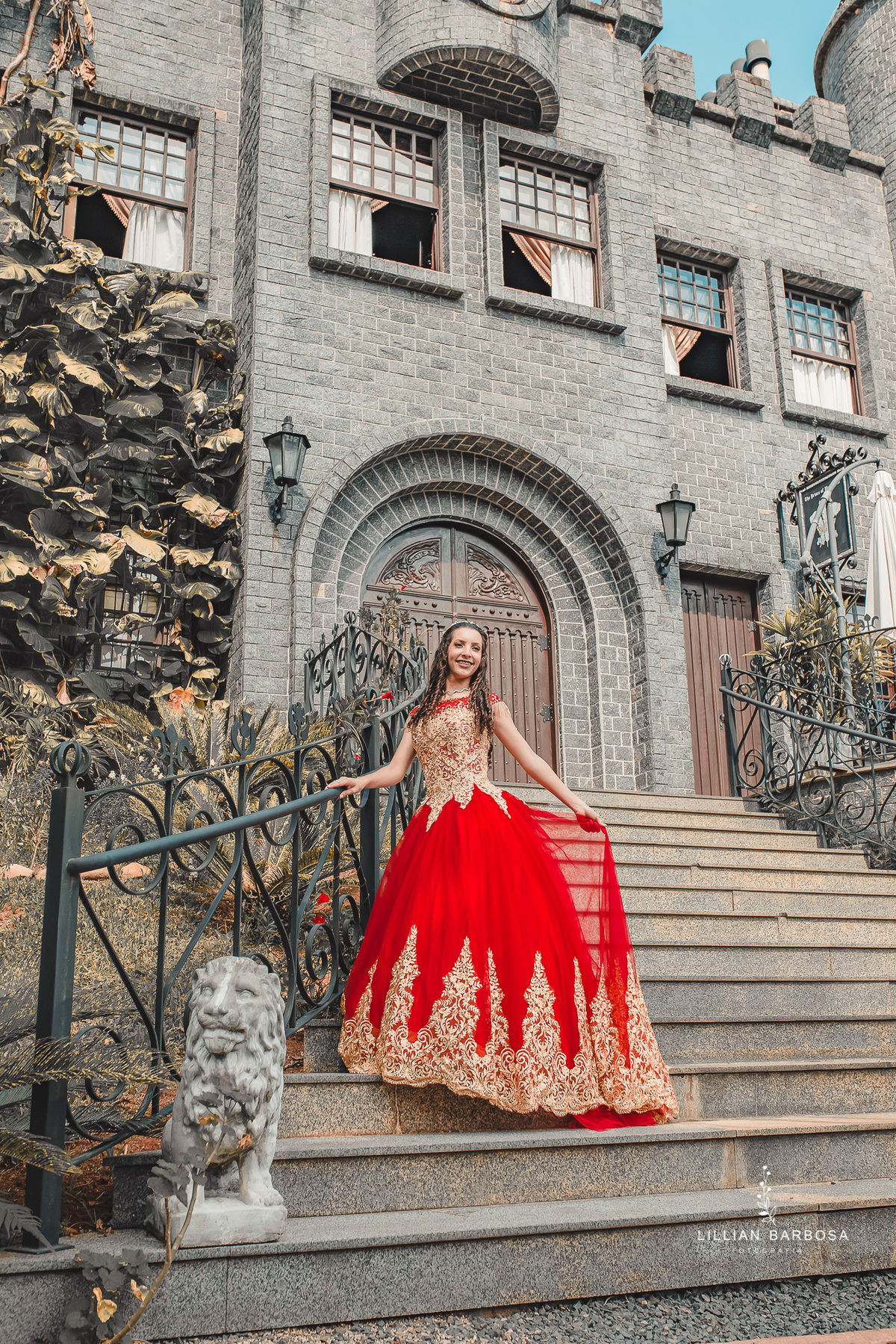 ensaio-de-15-anos-castelo-britanico-castelo-em-cocal-do-sul-castelo-em-santa-catarina-vestido-vermelho-fotógrafos-de-santa-catarina-fotógrafa-de-lauro-muller-fotógrafos-de-lauro-muller-fotógrafa-de-15-anos