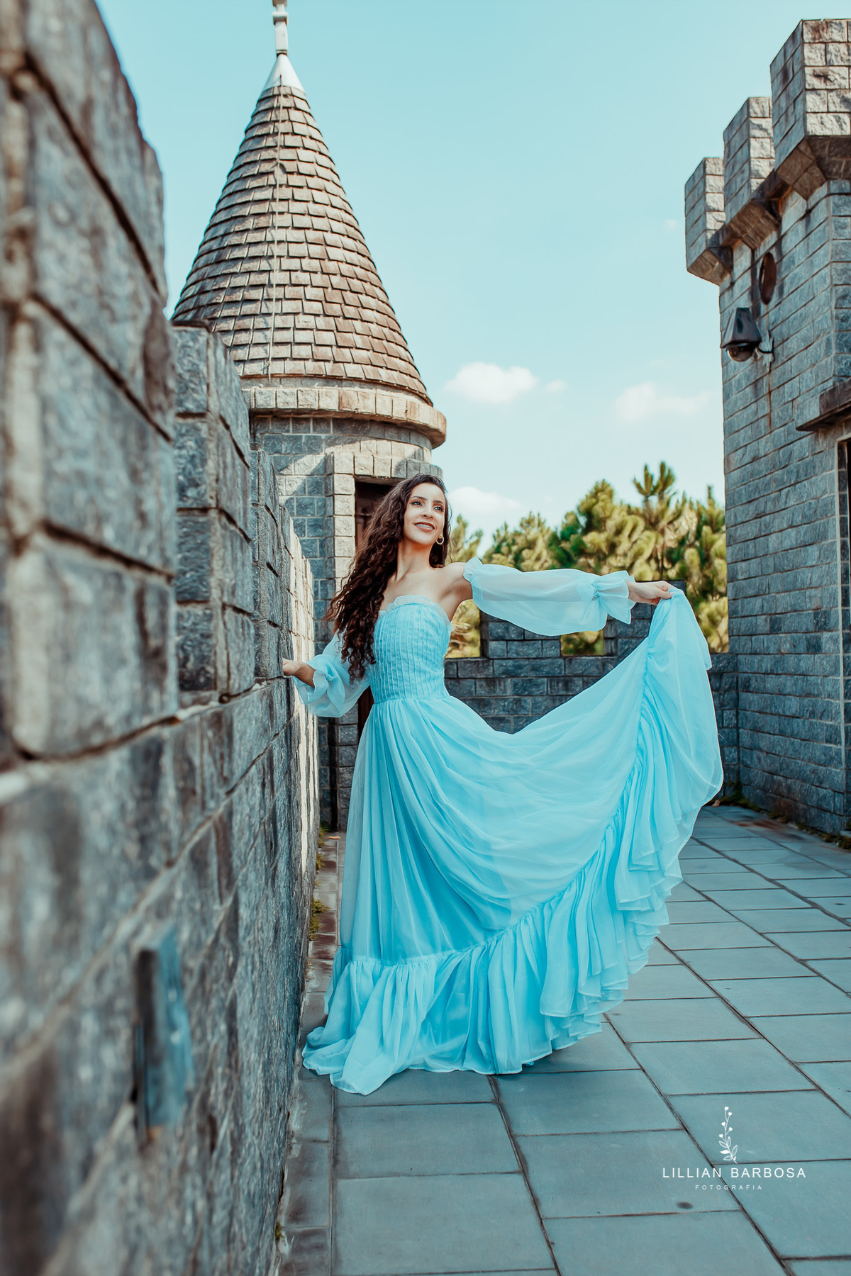 ensaio-de-15-anos-castelo-britanico-castelo-em-cocal-do-sul-castelo-em-santa-catarina-vestido-azul-fotógrafos-de-santa-catarina-fotógrafa-de-lauro-muller-fotógrafos-de-lauro-muller-fotógrafa-de-15-anos