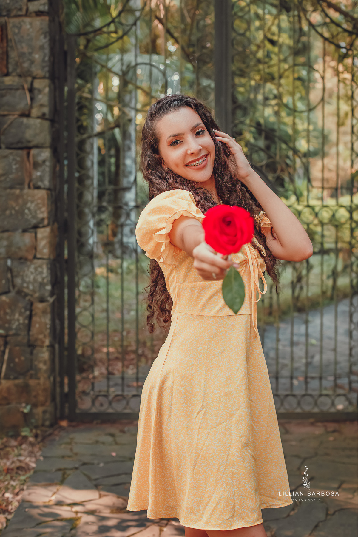 ensaio-de-15-anos-castelo-britanico-castelo-em-cocal-do-sul-castelo-em-santa-catarina-vestido-amarelo-fotógrafos-de-santa-catarina-fotógrafa-de-lauro-muller-fotógrafos-de-lauro-muller-fotógrafa-de-15-anos