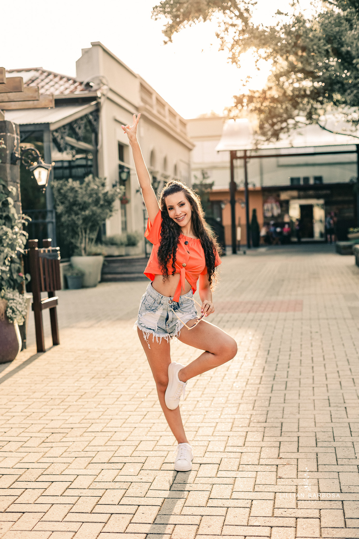 ensaio-de-15-anos-castelo-britanico-castelo-em-cocal-do-sul-castelo-em-santa-catarina-nova-veneza-cropped-laranja-shorts-jeans-fotógrafos-de-santa-catarina-fotógrafa-de-lauro-muller-fotógrafos-de-lauro-muller-fotógrafa-de-15-anos