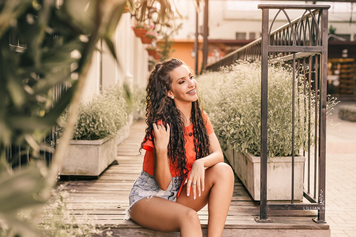 ensaio-de-15-anos-castelo-britanico-castelo-em-cocal-do-sul-castelo-em-santa-catarina-nova-veneza-cropped-laranja-shorts-jeans-fotógrafos-de-santa-catarina-fotógrafa-de-lauro-muller-fotógrafos-de-lauro-muller-fotógrafa-de-15-anos