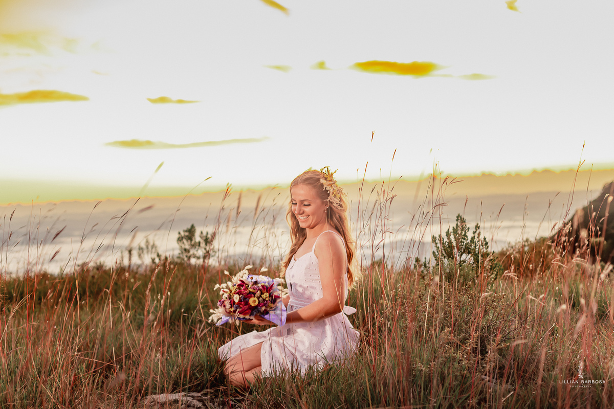 ensaio-de-15-anos-serra-do-rio-do-rastro-fotógrafa-de-santa-catarina-vestido-branco-buquê-de-flores-fotógrafos-de-santa-catarina-fotógrafa-de-lauro-muller-fotógrafos-de-lauro-muller-fotógrafa-de-15-anos