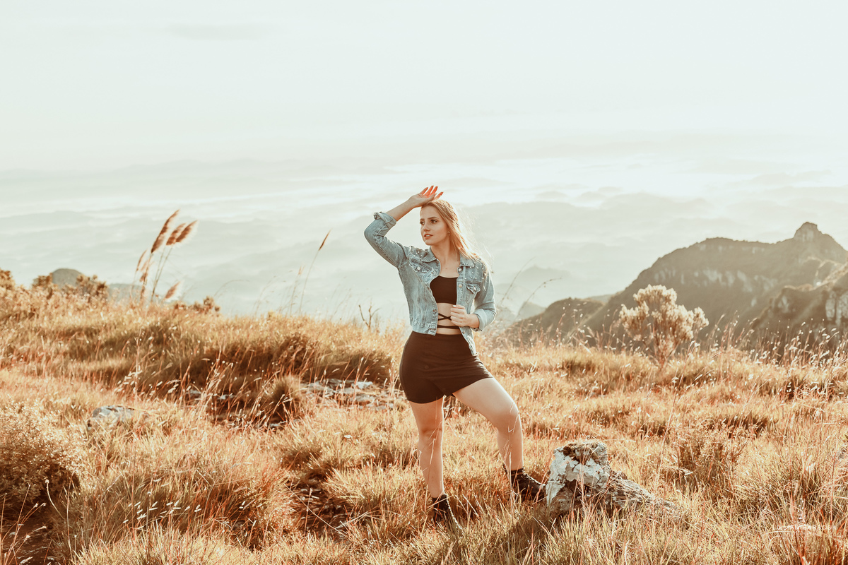 ensaio-de-15-anos-serra-do-rio-do-rastro-fotógrafa-de-santa-catarina-vestido-preto-jaqueta-jeans-fotógrafos-de-santa-catarina-fotógrafa-de-lauro-muller-fotógrafos-de-lauro-muller-fotógrafa-de-15-anos