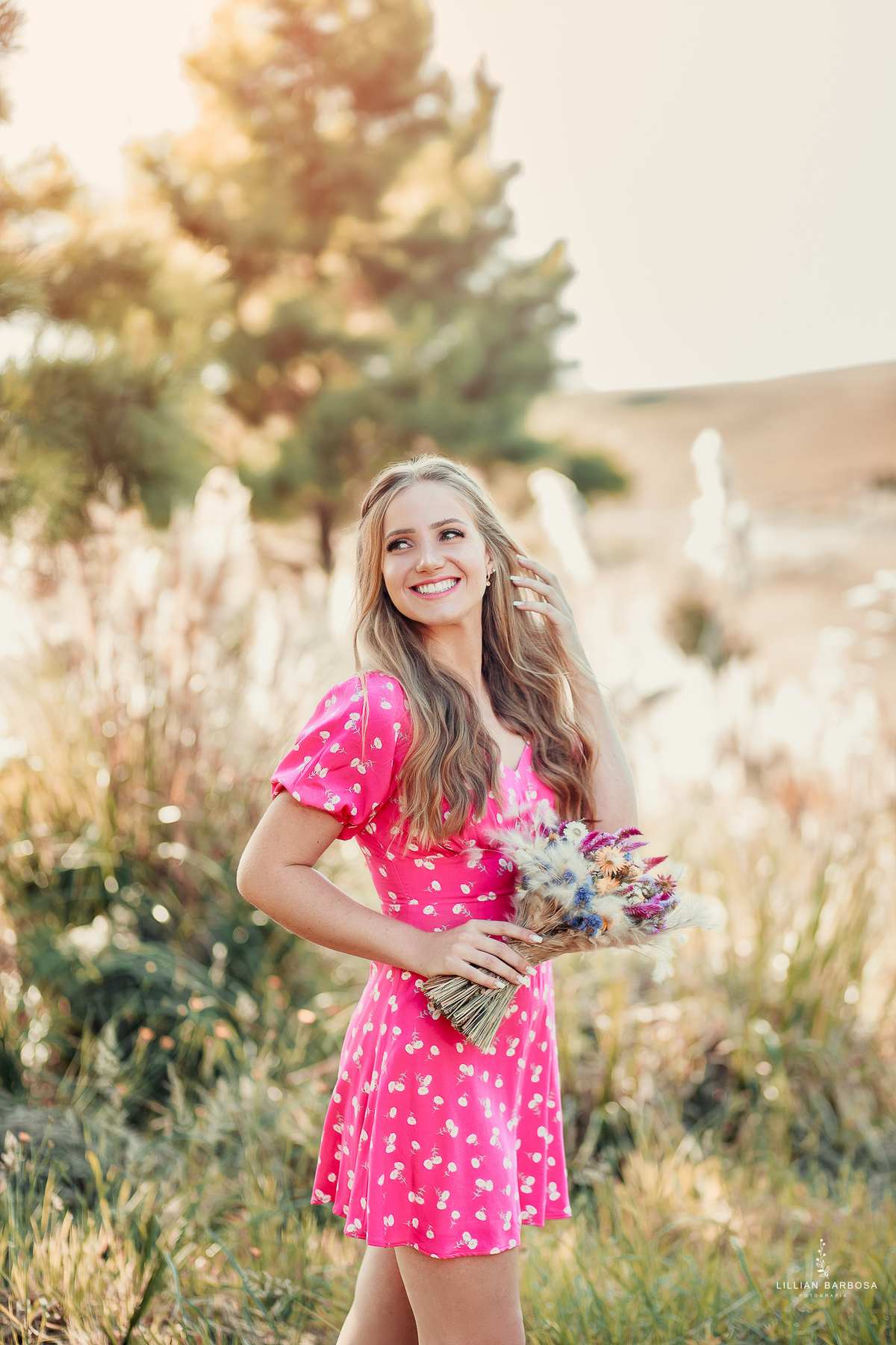 ensaio-de-15-anos-serra-do-rio-do-rastro-fotógrafa-de-santa-catarina-vestido-rosa-estampado-buquê-de-flores-fotógrafos-de-santa-catarina-fotógrafa-de-lauro-muller-fotógrafos-de-lauro-muller-fotógrafa-de-15-anos