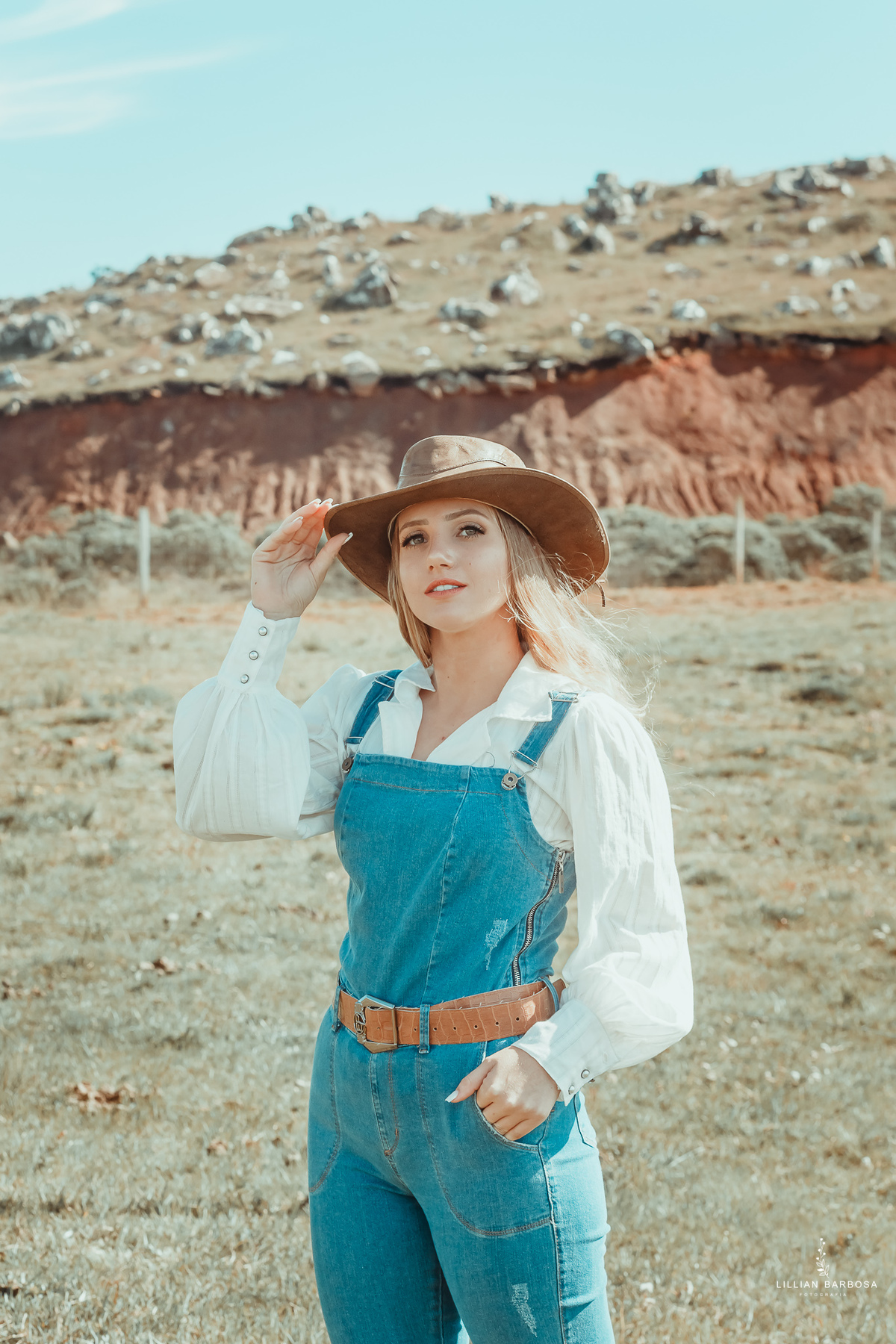 ensaio-de-15-anos-serra-do-rio-do-rastro-fotógrafa-de-santa-catarina-pousada-luar-dos-canions-camisa-branca-macacão-jeans-fotógrafos-de-santa-catarina-fotógrafa-de-lauro-muller-fotógrafos-de-lauro-muller-fotógrafa-de-15-anos