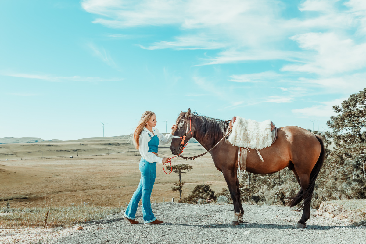 ensaio-de-15-anos-serra-do-rio-do-rastro-fotógrafa-de-santa-catarina-pousada-luar-dos-canions-camisa-branca-macacão-jeans-cavalos-fotógrafos-de-santa-catarina-fotógrafa-de-lauro-muller-fotógrafos-de-lauro-muller-fotógrafa-de-15-anos