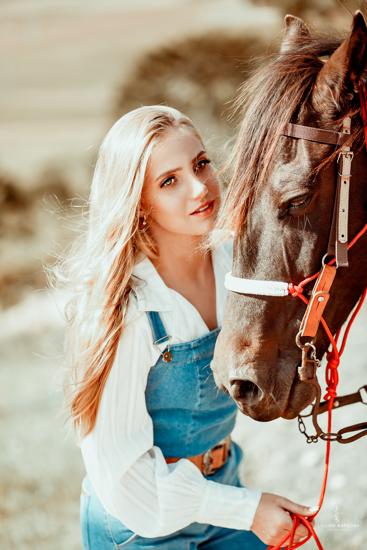ensaio-de-15-anos-serra-do-rio-do-rastro-fotógrafa-de-santa-catarina-pousada-luar-dos-canions-camisa-branca-macacão-jeans-cavalos-fotógrafos-de-santa-catarina-fotógrafa-de-lauro-muller-fotógrafos-de-lauro-muller-fotógrafa-de-15-anos