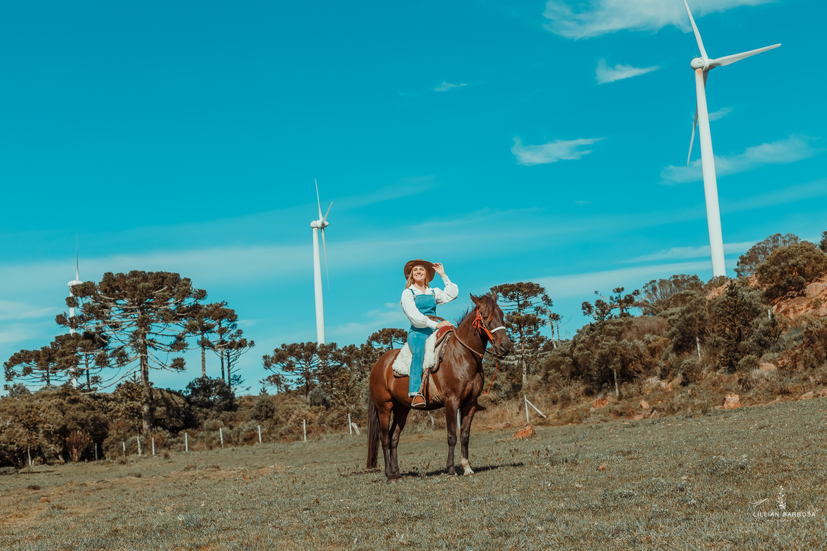 ensaio-de-15-anos-serra-do-rio-do-rastro-fotógrafa-de-santa-catarina-pousada-luar-dos-canions-camisa-branca-macacão-jeans-cavalos-fotógrafos-de-santa-catarina-fotógrafa-de-lauro-muller-fotógrafos-de-lauro-muller-fotógrafa-de-15-anos