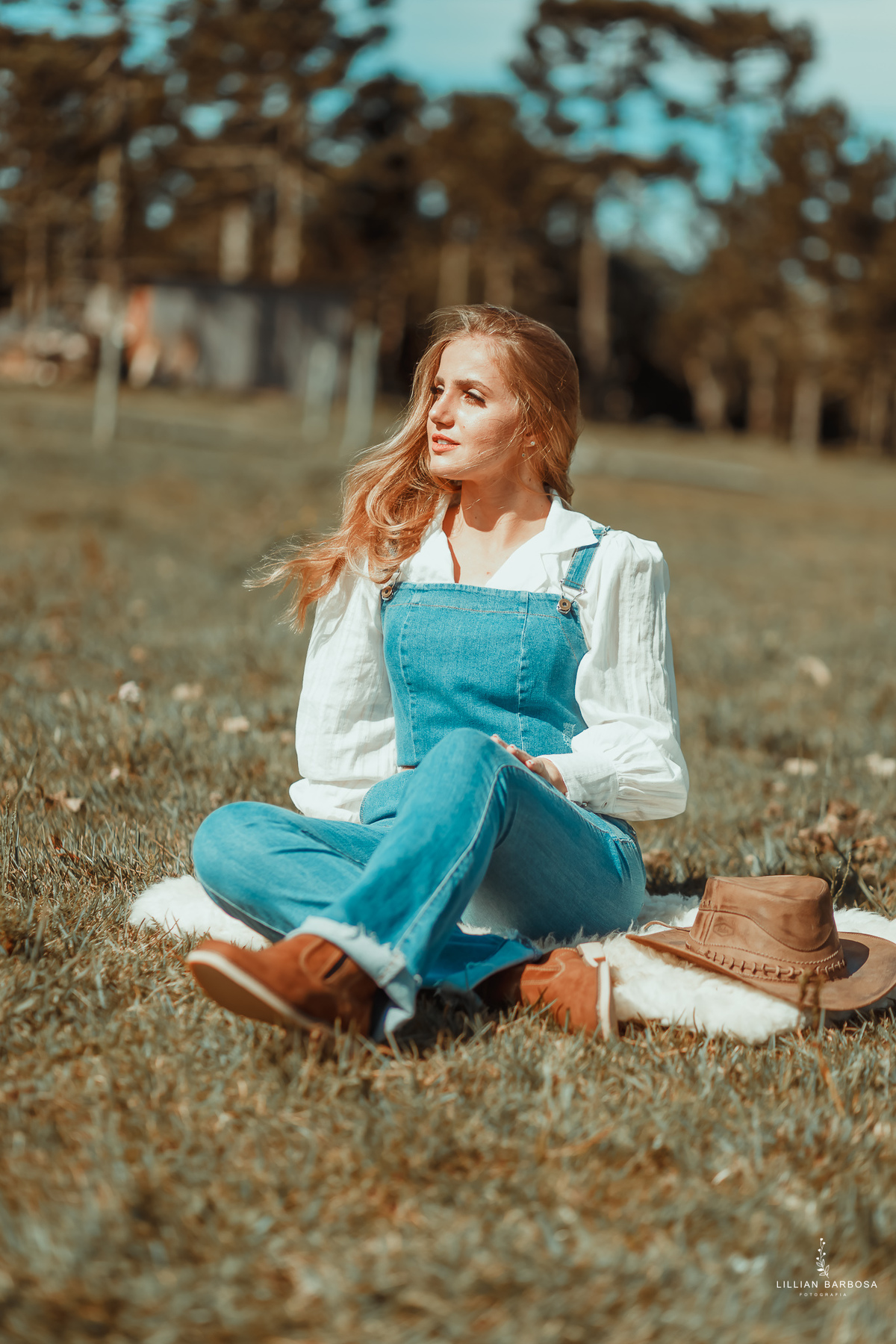ensaio-de-15-anos-serra-do-rio-do-rastro-fotógrafa-de-santa-catarina-pousada-luar-dos-canions-camisa-branca-macacão-jeans-fotógrafos-de-santa-catarina-fotógrafa-de-lauro-muller-fotógrafos-de-lauro-muller-fotógrafa-de-15-anos