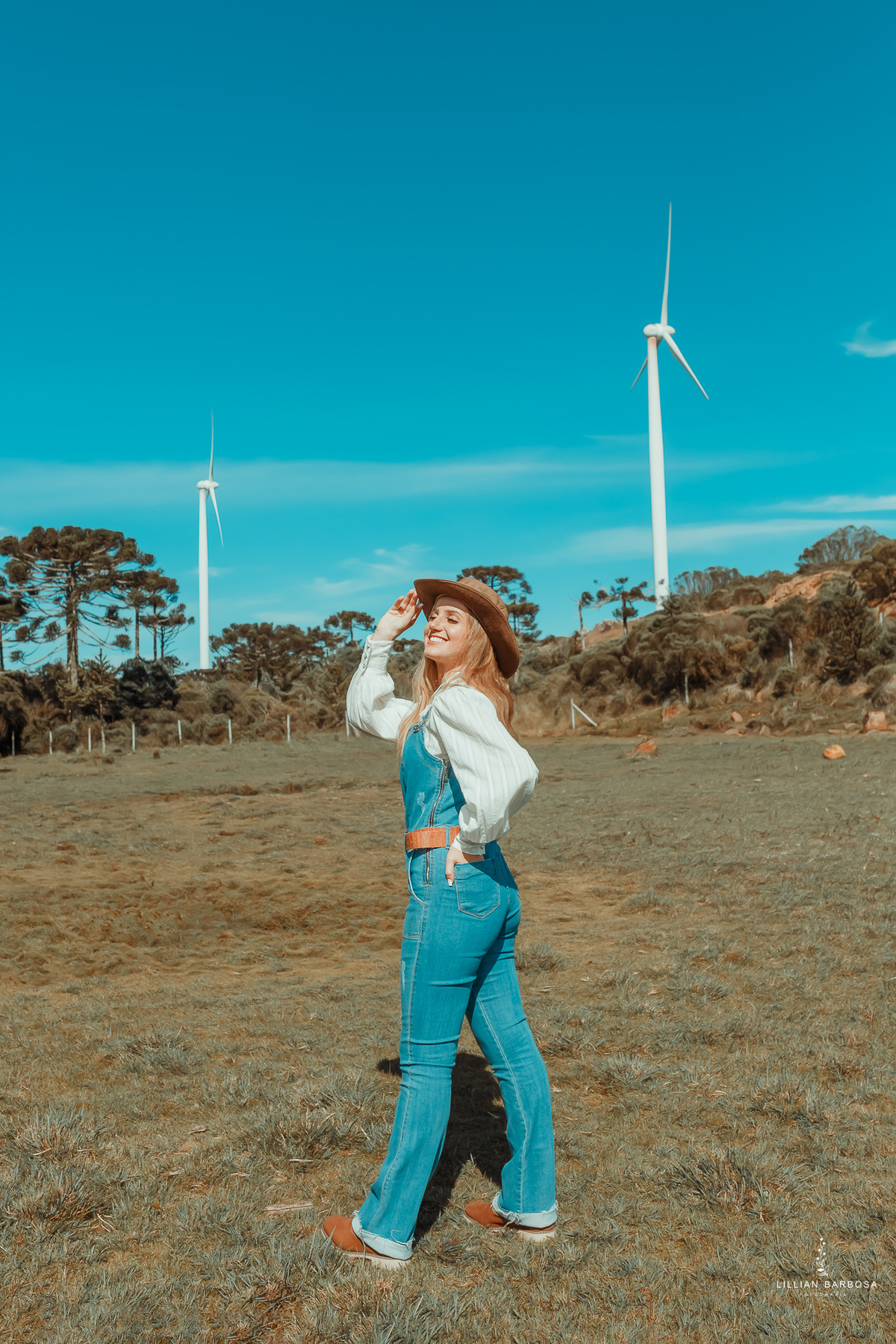 ensaio-de-15-anos-serra-do-rio-do-rastro-fotógrafa-de-santa-catarina-pousada-luar-dos-canions-camisa-branca-macacão-jeans-fotógrafos-de-santa-catarina-fotógrafa-de-lauro-muller-fotógrafos-de-lauro-muller-fotógrafa-de-15-anos