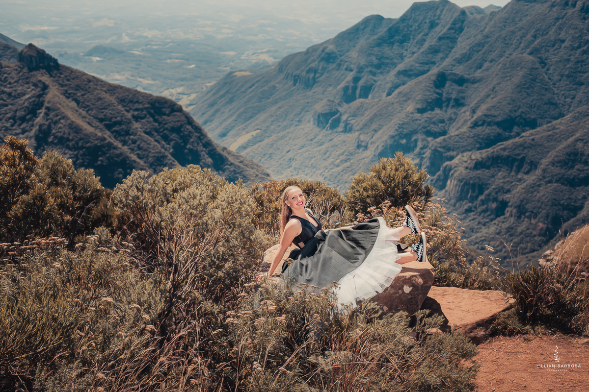ensaio-de-15-anos-serra-do-rio-do-rastro-fotógrafa-de-santa-catarina-vestido-preto-fotógrafos-de-santa-catarina-fotógrafa-de-lauro-muller-fotógrafos-de-lauro-muller-fotógrafa-de-15-anos