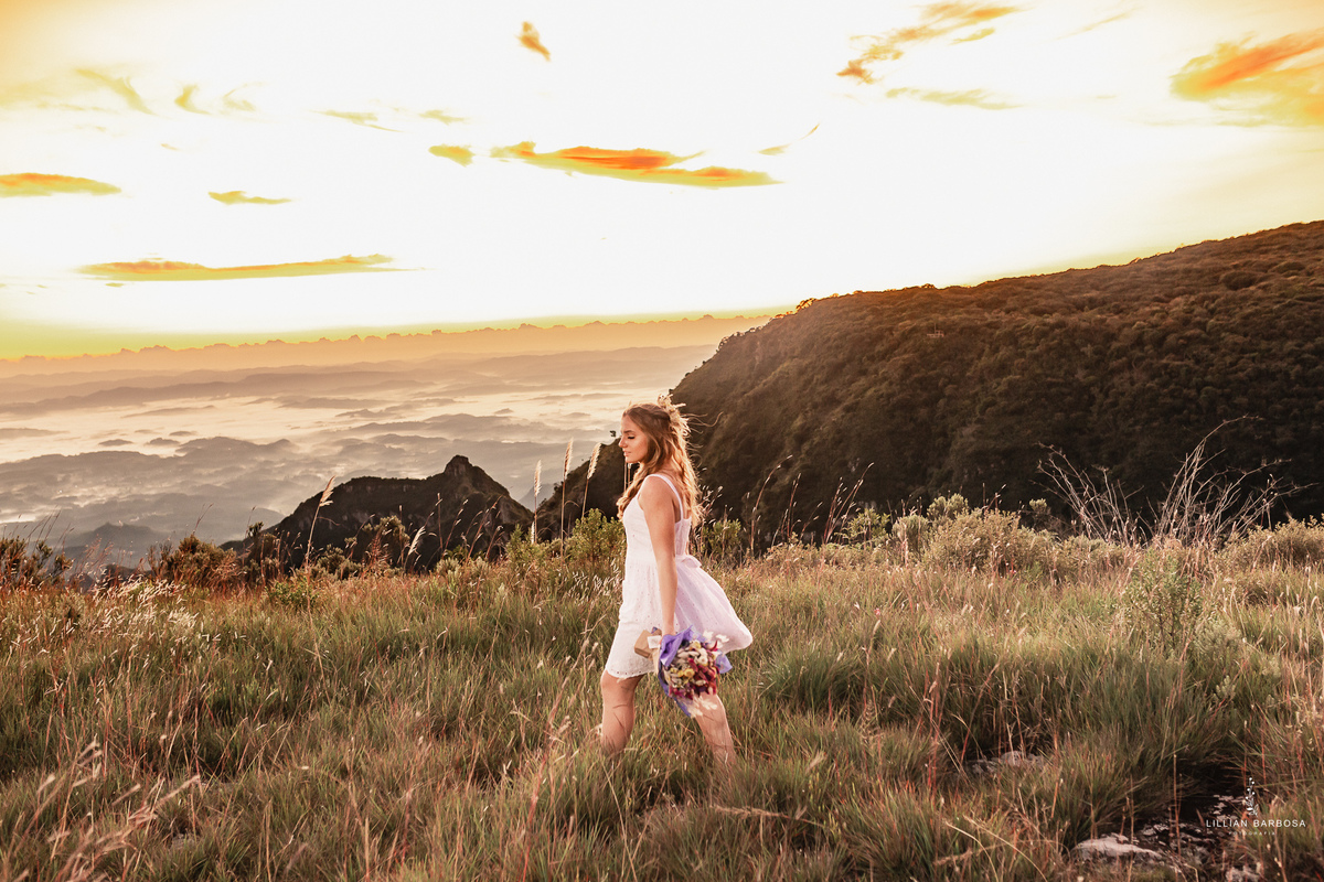 ensaio-de-15-anos-serra-do-rio-do-rastro-fotógrafa-de-santa-catarina-vestido-branco-buquê-de-flores-fotógrafos-de-santa-catarina-fotógrafa-de-lauro-muller-fotógrafos-de-lauro-muller-fotógrafa-de-15-anos