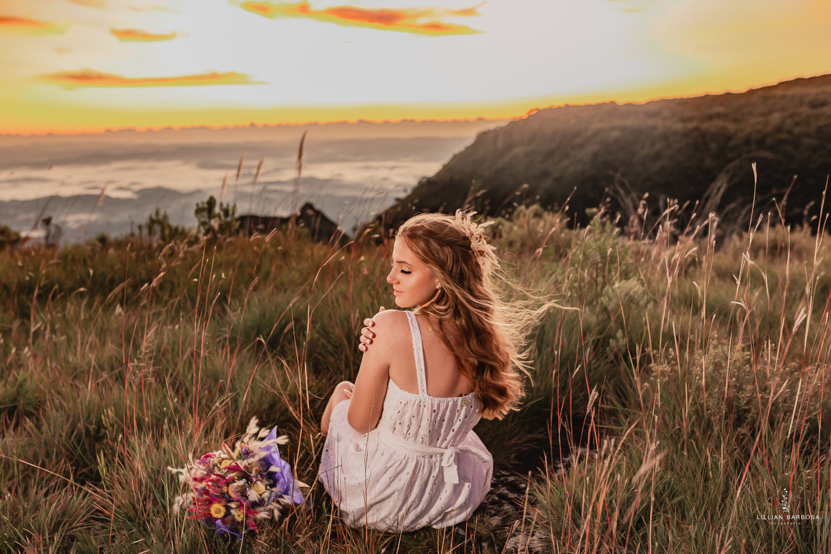 ensaio-de-15-anos-serra-do-rio-do-rastro-fotógrafa-de-santa-catarina-vestido-branco-buquê-de-flores-fotógrafos-de-santa-catarina-fotógrafa-de-lauro-muller-fotógrafos-de-lauro-muller-fotógrafa-de-15-anos