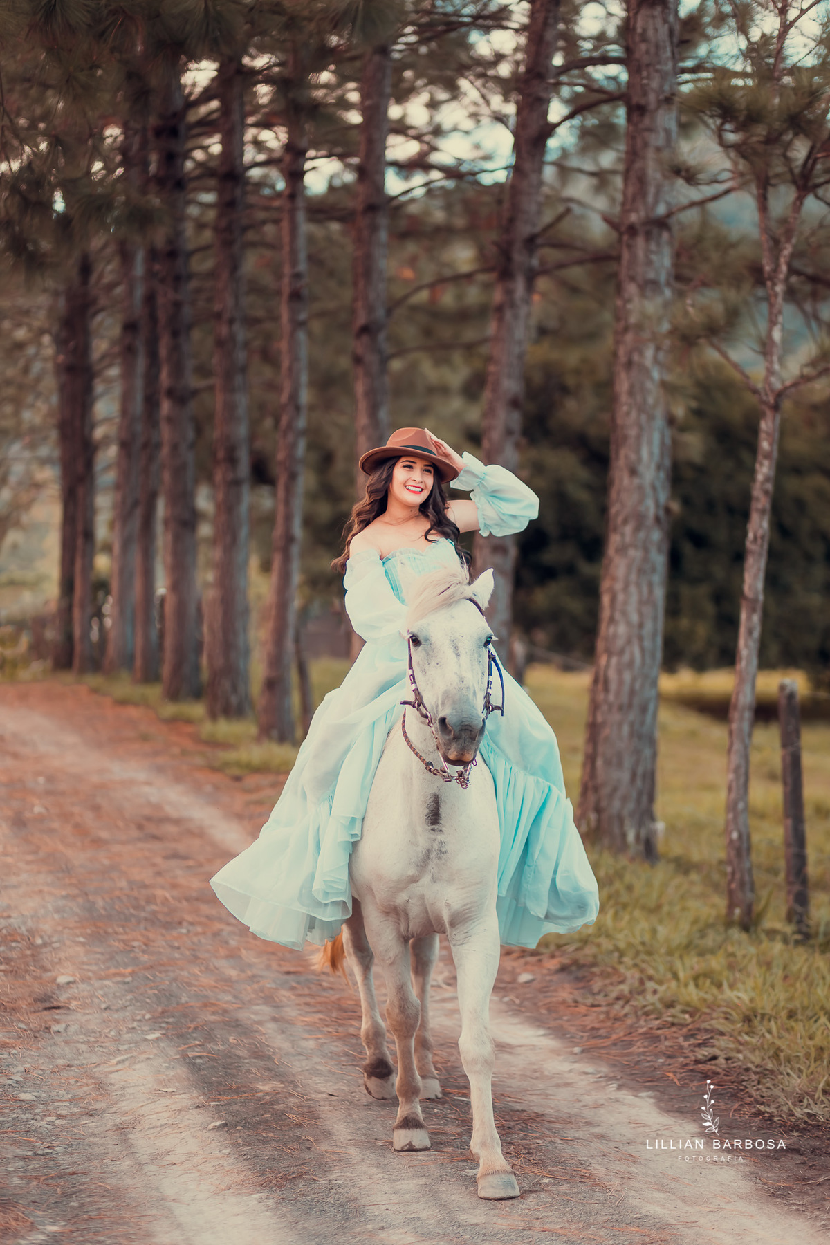 ensaio-de-15-anos-castelo-britanico-castelo-em-cocal-do-sul-castelo-em-santa-catarina-vestido-azul-chapéu-cavalo-fotógrafa-de-santa-catarina-fotógrafos-de-santa-catarina-fotógrafa-de-lauro-muller-fotógrafos-de-lauro-muller-fotógrafa-de-15-anos