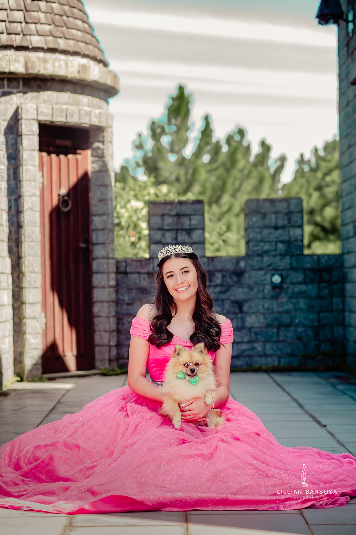 ensaio-de-15-anos-castelo-britanico-castelo-em-cocal-do-sul-castelo-em-santa-catarina-vestido-rosa-foto-com-cachorro-fotógrafa-de-santa-catarina-fotógrafos-de-santa-catarina-fotógrafa-de-lauro-muller-fotógrafos-de-lauro-muller-fotógrafa-de-15-anos
