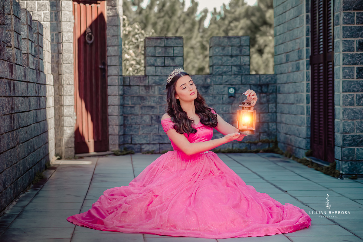 ensaio-de-15-anos-castelo-britanico-castelo-em-cocal-do-sul-castelo-em-santa-catarina-vestido-rosa-fotógrafa-de-santa-catarina-fotógrafos-de-santa-catarina-fotógrafa-de-lauro-muller-fotógrafos-de-lauro-muller-fotógrafa-de-15-anos