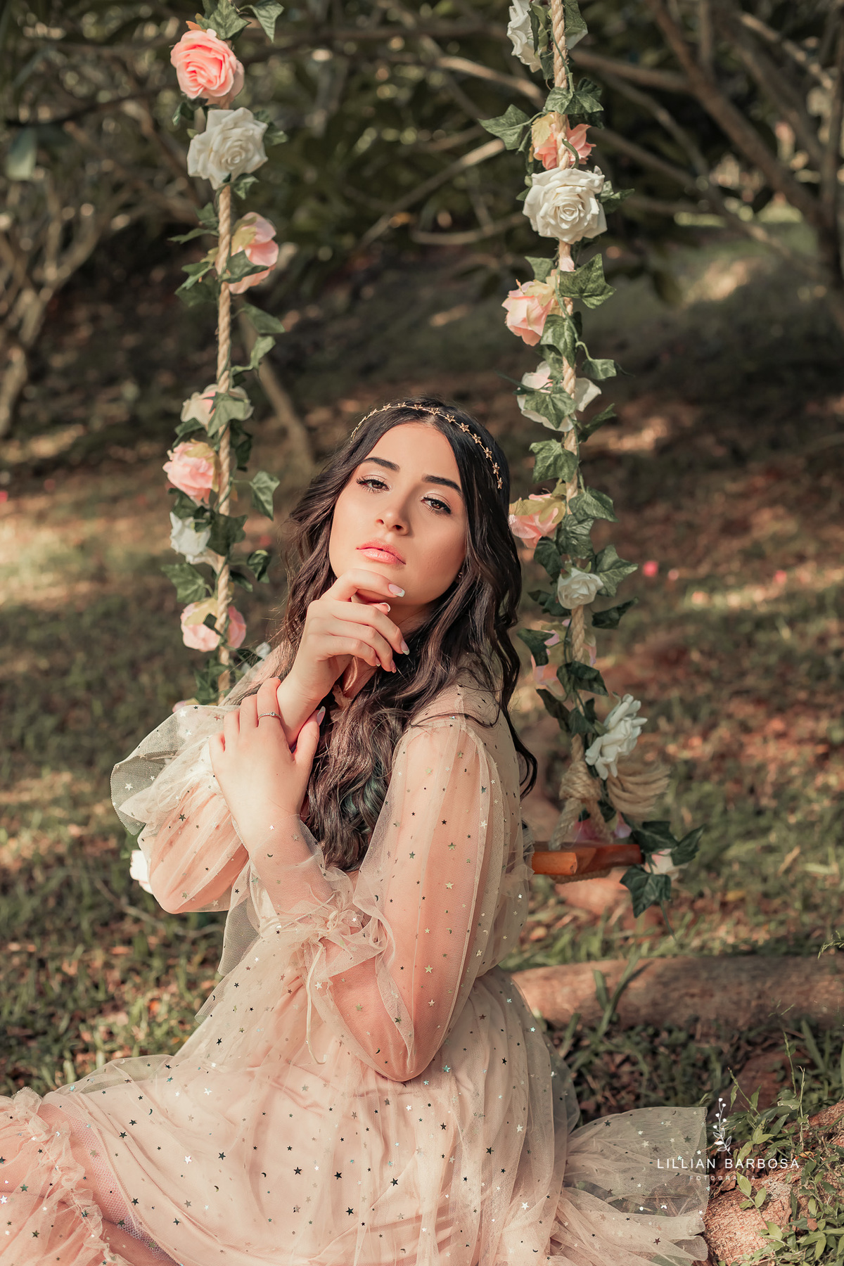 ensaio-de-15-anos-castelo-britanico-castelo-em-cocal-do-sul-castelo-em-santa-catarina-vestido-bege-balanço-de-flores-fotógrafa-de-santa-catarina-fotógrafos-de-santa-catarina-fotógrafa-de-lauro-muller-fotógrafos-de-lauro-muller-fotógrafa-de-15-anos