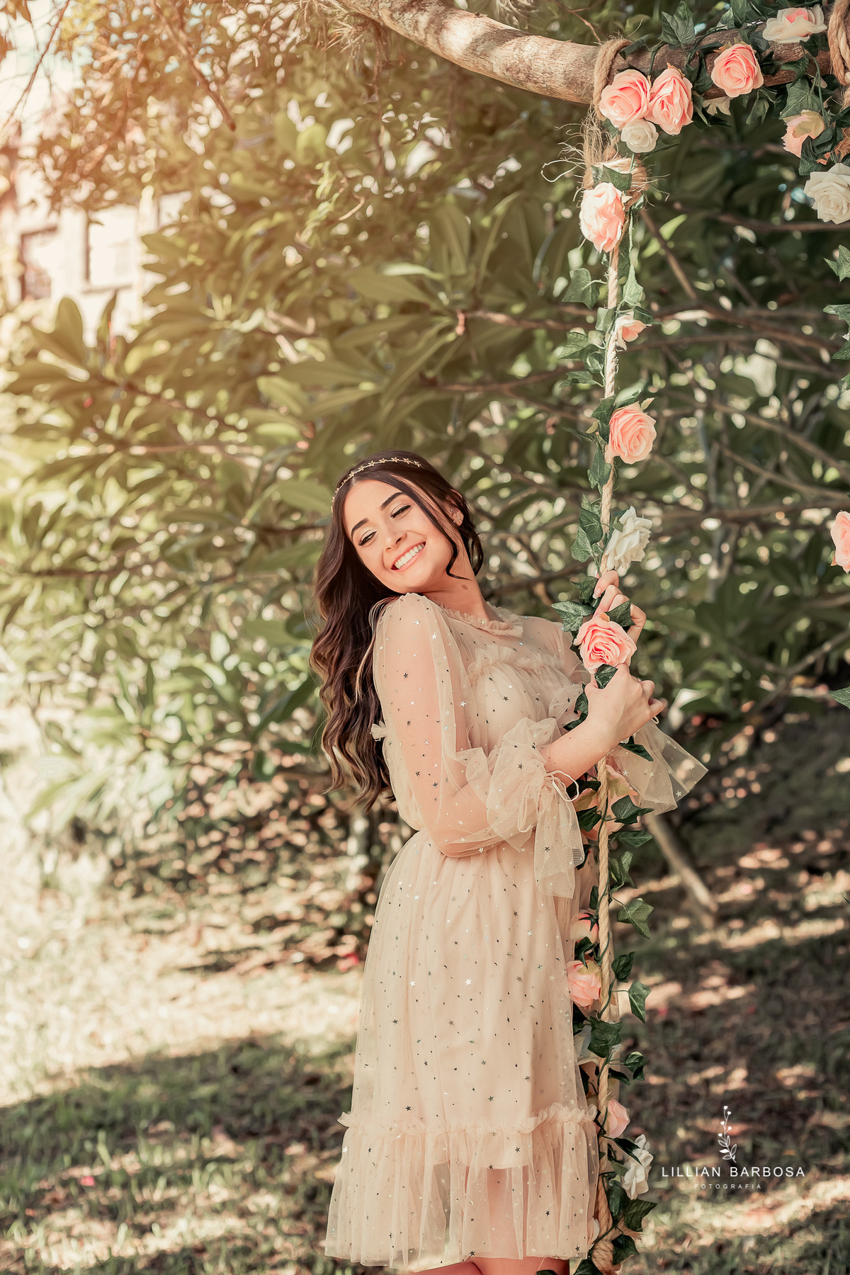 ensaio-de-15-anos-castelo-britanico-castelo-em-cocal-do-sul-castelo-em-santa-catarina-vestido-bege-balanço-de-flores-fotógrafa-de-santa-catarina-fotógrafos-de-santa-catarina-fotógrafa-de-lauro-muller-fotógrafos-de-lauro-muller-fotógrafa-de-15-anos