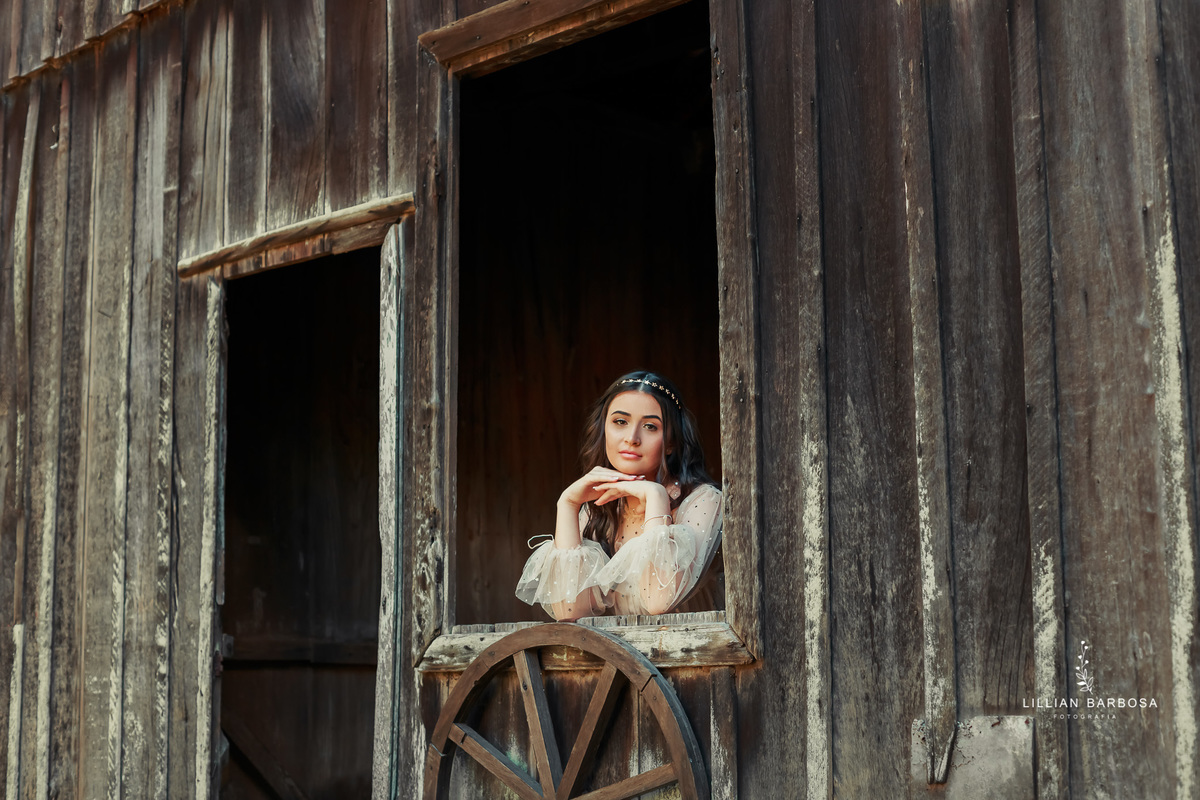 ensaio-de-15-anos-castelo-britanico-castelo-em-cocal-do-sul-castelo-em-santa-catarina-vestido-bege-fotógrafa-de-santa-catarina-fotógrafos-de-santa-catarina-fotógrafa-de-lauro-muller-fotógrafos-de-lauro-muller-fotógrafa-de-15-anos