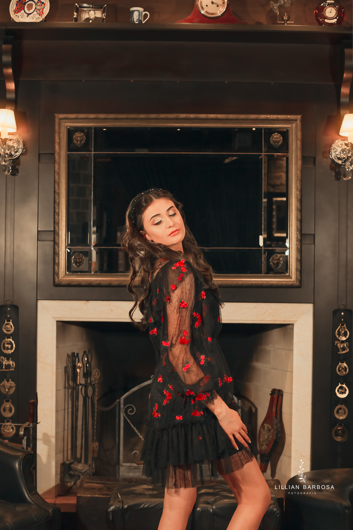 ensaio-de-15-anos-castelo-britanico-castelo-em-cocal-do-sul-castelo-em-santa-catarina-vestido-preto-estampado-fotógrafa-de-santa-catarina-fotógrafos-de-santa-catarina-fotógrafa-de-lauro-muller-fotógrafos-de-lauro-muller-fotógrafa-de-15-anos