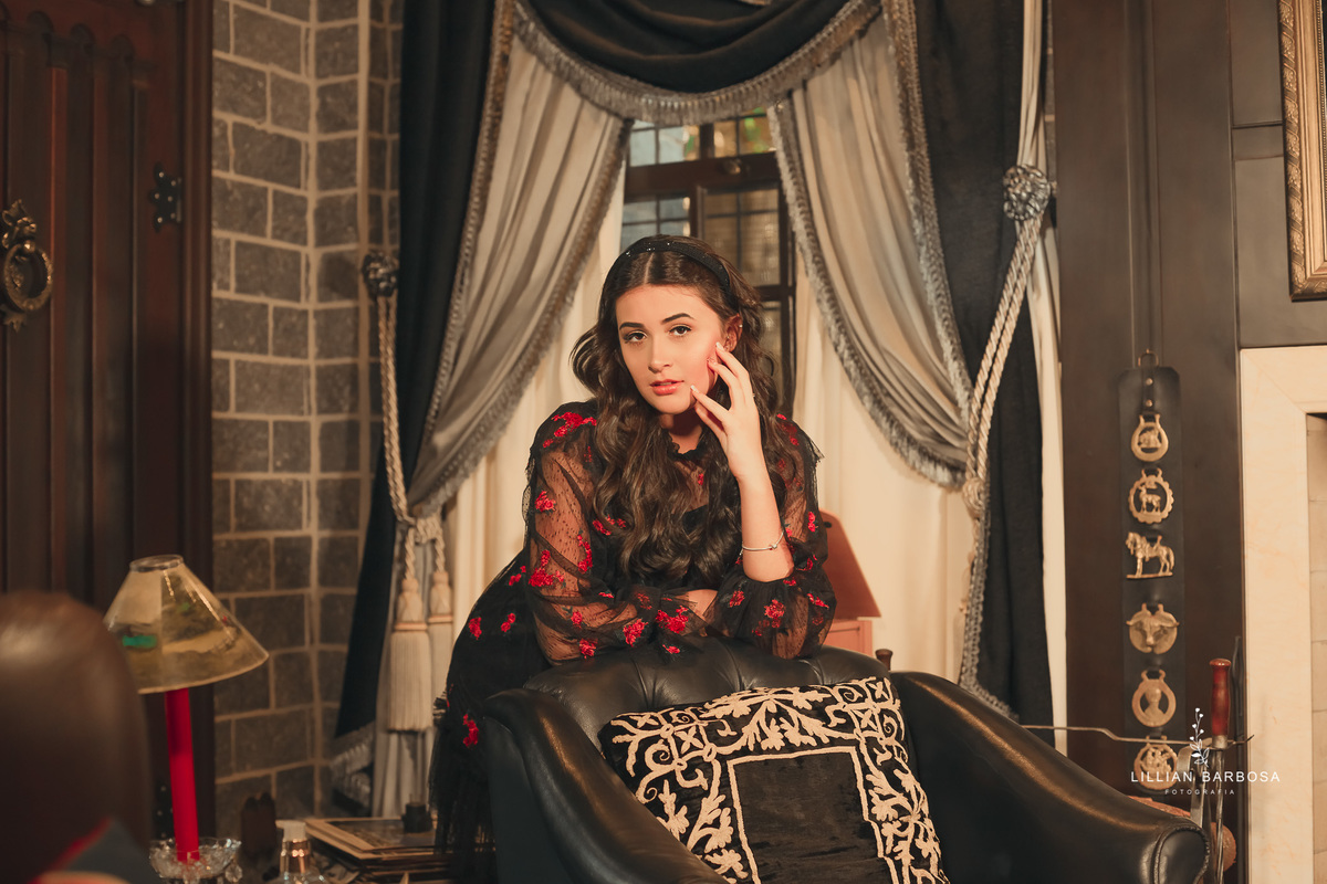 ensaio-de-15-anos-castelo-britanico-castelo-em-cocal-do-sul-castelo-em-santa-catarina-vestido-preto-estampado-fotógrafa-de-santa-catarina-fotógrafos-de-santa-catarina-fotógrafa-de-lauro-muller-fotógrafos-de-lauro-muller-fotógrafa-de-15-anos