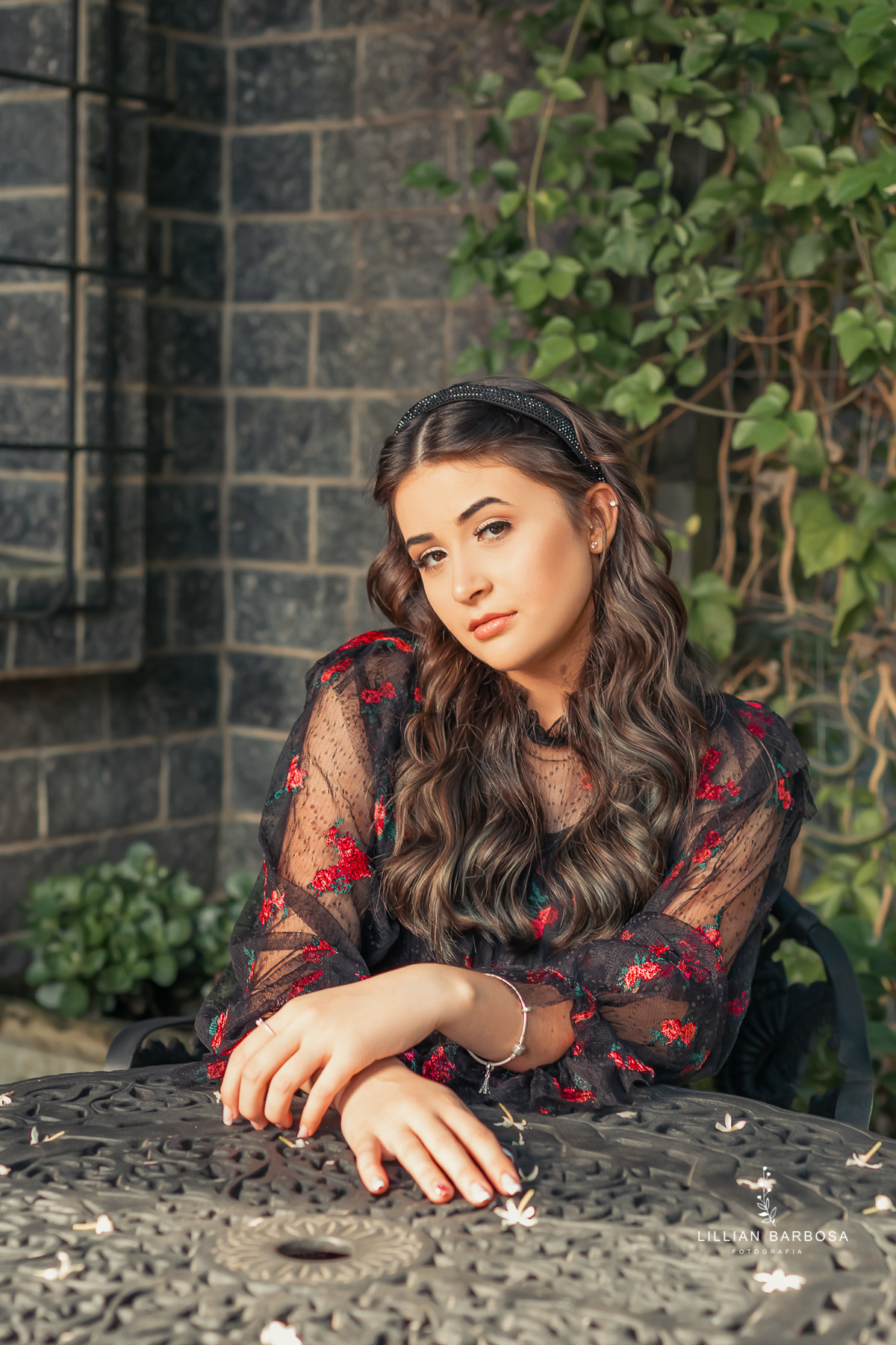 ensaio-de-15-anos-castelo-britanico-castelo-em-cocal-do-sul-castelo-em-santa-catarina-vestido-preto-estampado-fotógrafa-de-santa-catarina-fotógrafos-de-santa-catarina-fotógrafa-de-lauro-muller-fotógrafos-de-lauro-muller-fotógrafa-de-15-anos