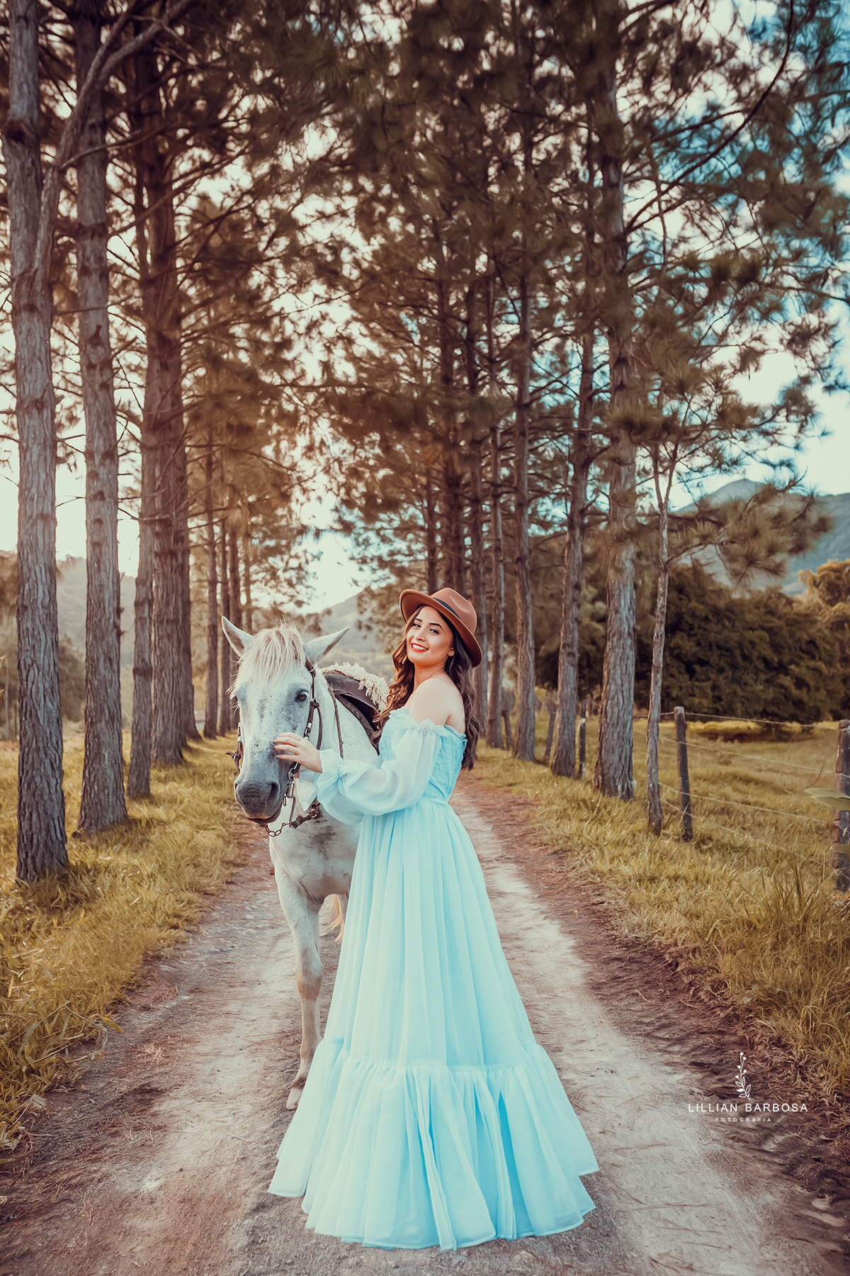 ensaio-de-15-anos-castelo-britanico-castelo-em-cocal-do-sul-castelo-em-santa-catarina-vestido-azul-chapéu-cavalo-fotógrafa-de-santa-catarina-fotógrafos-de-santa-catarina-fotógrafa-de-lauro-muller-fotógrafos-de-lauro-muller-fotógrafa-de-15-anos