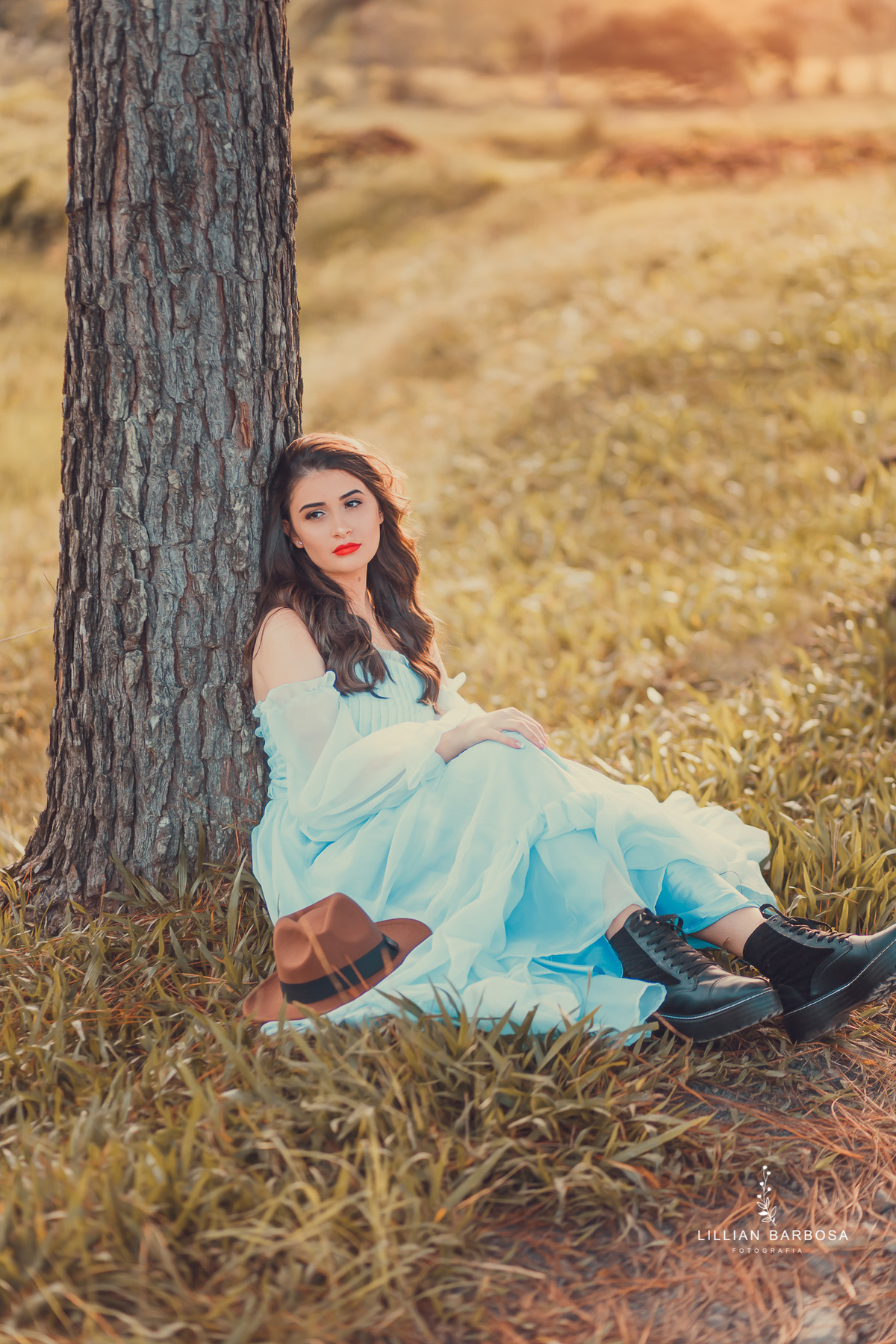 ensaio-de-15-anos-castelo-britanico-castelo-em-cocal-do-sul-castelo-em-santa-catarina-vestido-azul-chapéu-fotógrafa-de-santa-catarina-fotógrafos-de-santa-catarina-fotógrafa-de-lauro-muller-fotógrafos-de-lauro-muller-fotógrafa-de-15-anos