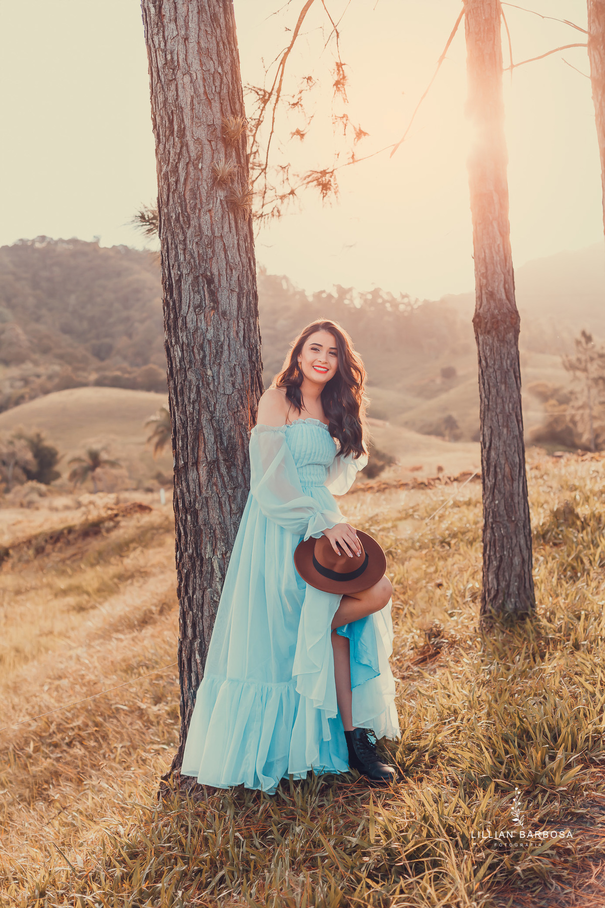 ensaio-de-15-anos-castelo-britanico-castelo-em-cocal-do-sul-castelo-em-santa-catarina-vestido-azul-chapéu-fotógrafa-de-santa-catarina-fotógrafos-de-santa-catarina-fotógrafa-de-lauro-muller-fotógrafos-de-lauro-muller-fotógrafa-de-15-anos