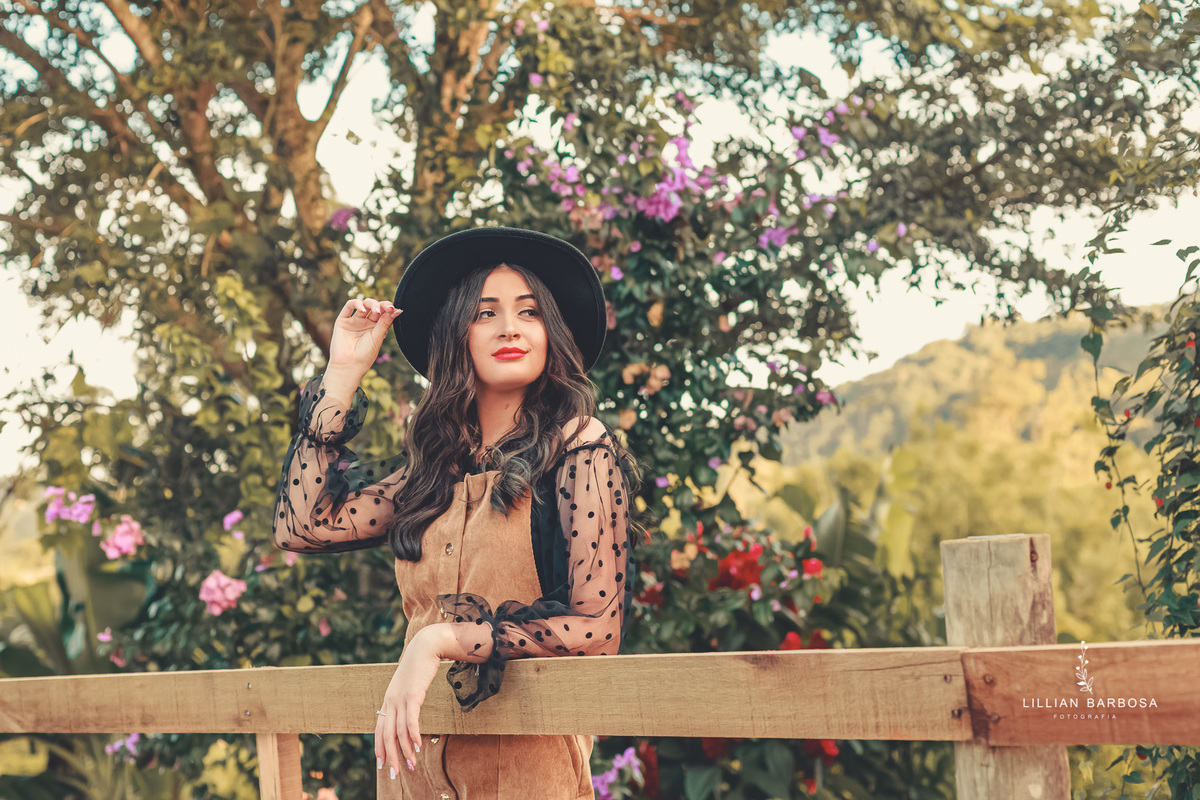 ensaio-de-15-anos-castelo-britanico-castelo-em-cocal-do-sul-castelo-em-santa-catarina-macacão-bege-cropped-preto-chapéu-fotógrafa-de-santa-catarina-fotógrafos-de-santa-catarina-fotógrafa-de-lauro-muller-fotógrafos-de-lauro-muller-fotógrafa-de-15-anos