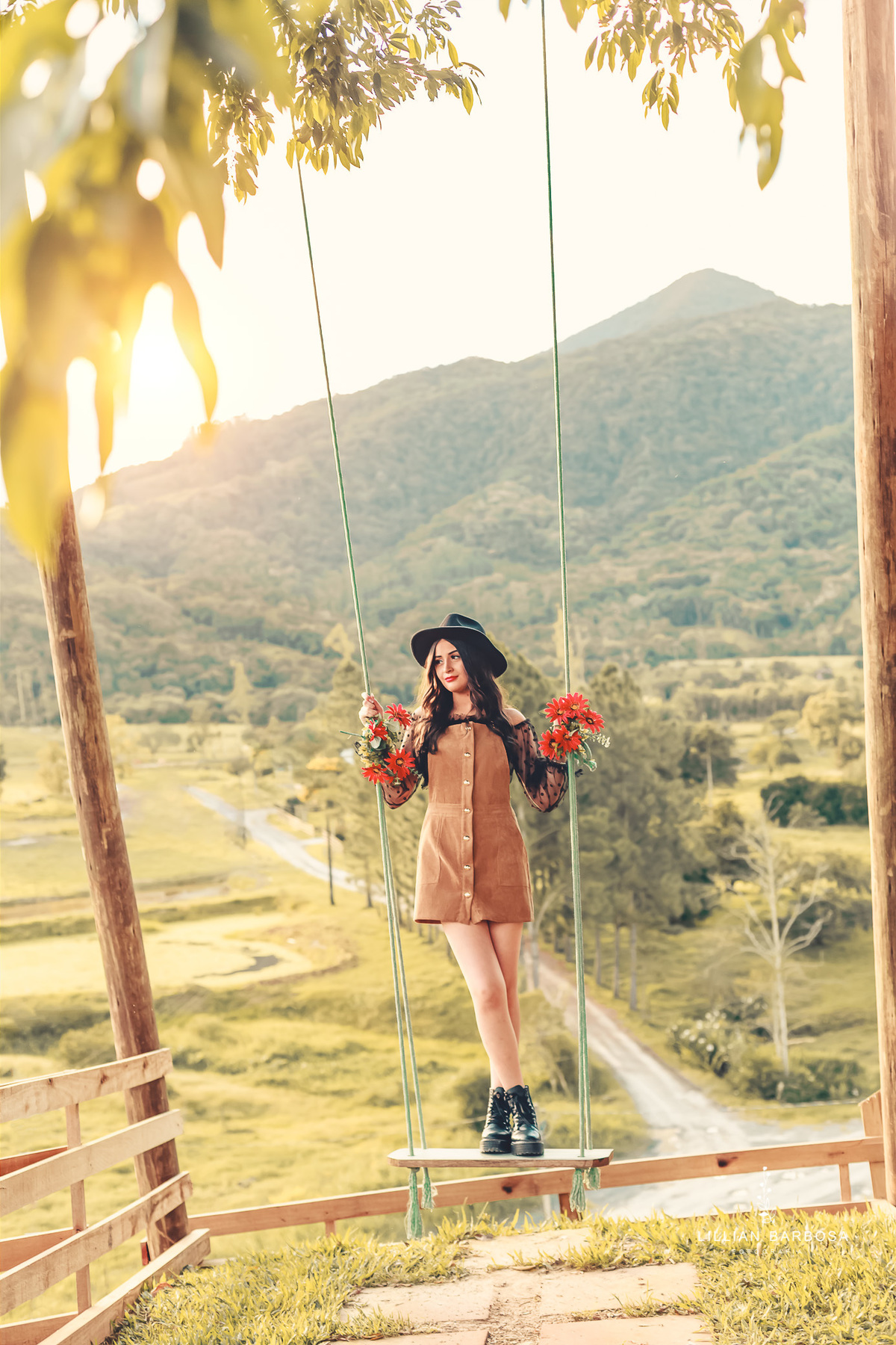 ensaio-de-15-anos-castelo-britanico-castelo-em-cocal-do-sul-castelo-em-santa-catarina-macacão-bege-cropped-preto-chapéu-fotógrafa-de-santa-catarina-fotógrafos-de-santa-catarina-fotógrafa-de-lauro-muller-fotógrafos-de-lauro-muller-fotógrafa-de-15-anos