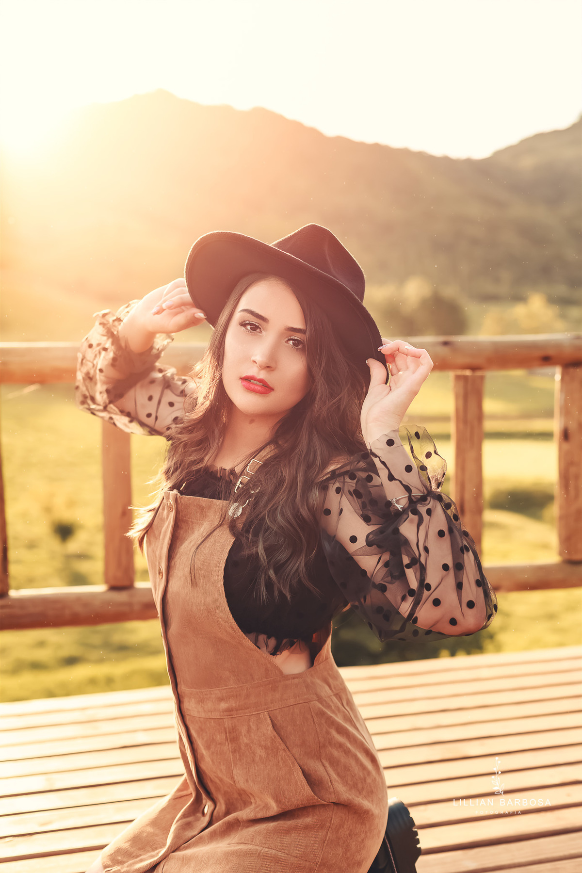 ensaio-de-15-anos-castelo-britanico-castelo-em-cocal-do-sul-castelo-em-santa-catarina-macacão-bege-cropped-preto-chapéu-fotógrafa-de-santa-catarina-fotógrafos-de-santa-catarina-fotógrafa-de-lauro-muller-fotógrafos-de-lauro-muller-fotógrafa-de-15-anos