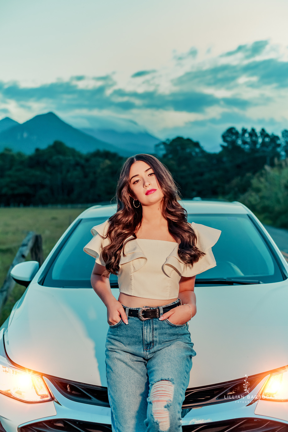 ensaio-de-15-anos-castelo-britanico-castelo-em-cocal-do-sul-castelo-em-santa-catarina-cropped-branco-calça-jeans-carro-fotógrafa-de-santa-catarina-fotógrafos-de-santa-catarina-fotógrafa-de-lauro-muller-fotógrafos-de-lauro-muller-fotógrafa-de-15-anos