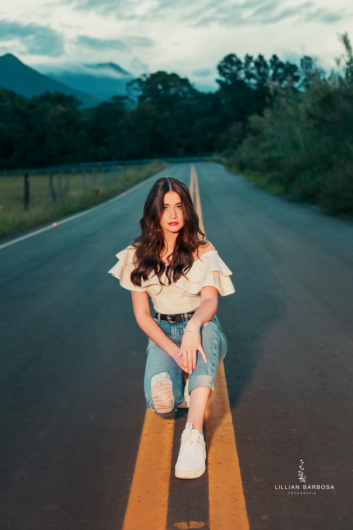 ensaio-de-15-anos-castelo-britanico-castelo-em-cocal-do-sul-castelo-em-santa-catarina-cropped-branco-calça-jeans-fotógrafa-de-santa-catarina-fotógrafos-de-santa-catarina-fotógrafa-de-lauro-muller-fotógrafos-de-lauro-muller-fotógrafa-de-15-anos