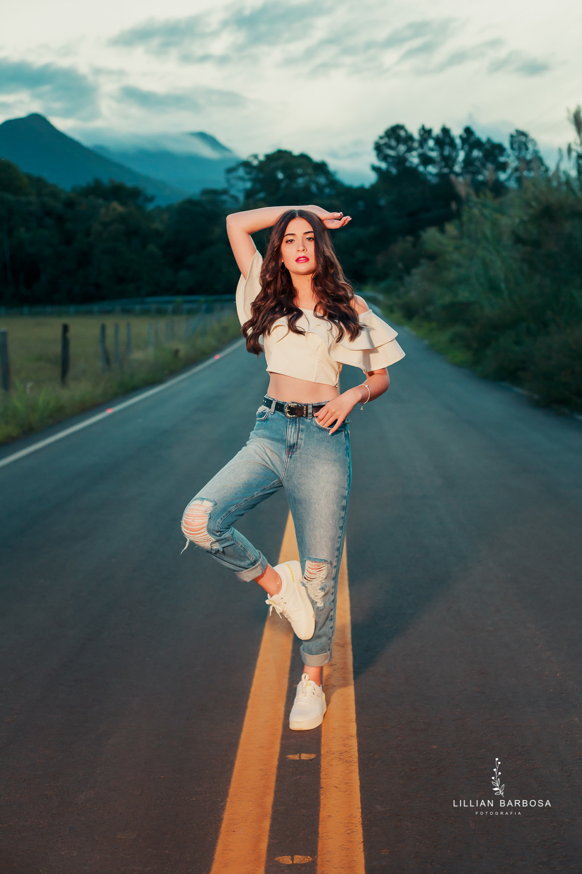 ensaio-de-15-anos-castelo-britanico-castelo-em-cocal-do-sul-castelo-em-santa-catarina-cropped-branco-calça-jeans-fotógrafa-de-santa-catarina-fotógrafos-de-santa-catarina-fotógrafa-de-lauro-muller-fotógrafos-de-lauro-muller-fotógrafa-de-15-anos